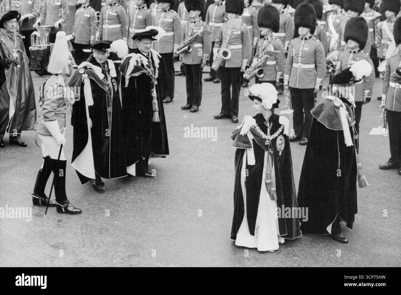 Foto zeigt:- Prinzessin Elizabeth, die in der Prozession neben dem Herzog von Edinburgh läuft, schaut sich König Frederik an, der auch seine Gewänder trägt, der neben dem Herzog von Glocester (links) läuft. Prinzessin sieht rund aus, als König Frederik in der Garter-Prozession spaziert.König Frederik von Dänemark, neu angelegter Ritter des Strumpfordens, Und Königin Ingrid nahm heute (Mittwoch) am Gottesdienst der orderenden St. George's Chapel, Windsor, Teil, begleitet von König George, Königin Elizabeth und anderen Mitgliedern der britischen Königsfamilie.Eine Rekordmenge von über 12.000 Personen beobachtete die Prozession.T Stockfoto