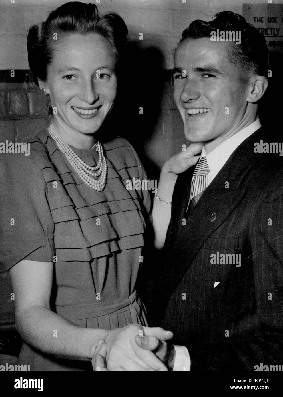 Ein schnelles Paar: Der australische Sprint-Champion Bill de Gruchy tanzt mit Shirley Strickland, dem Olympiasieger und Empire Games-Läufer, bei de Grunch. Geburtstagsfeier im Mai 1951. Juni 1951. Stockfoto
