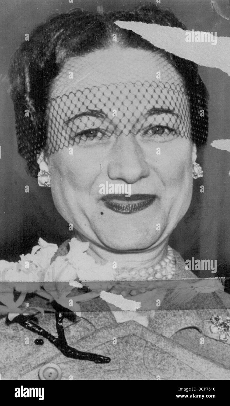 Die Herzogin ***** Und ein paar New Yorker Mizliners in Tizzy heute, weil sie von ***** sagte Für Frankreich mit diesem kleinen Maskenschleier über den Augen - und ohne Hut! Ein Modiste drückte „Schock“ aus, sagte, er habe die Herzogin nie ohne Hut gesehen - und fügte die Hoffnung hinzu: „Das beginnt nicht so, wie die Strumpfwaren, die die Menschen hatten, als Frauen aufhörten, Strumpfwaren zu tragen.“ Mai 1951. (Foto von AP Wirephoto). Stockfoto