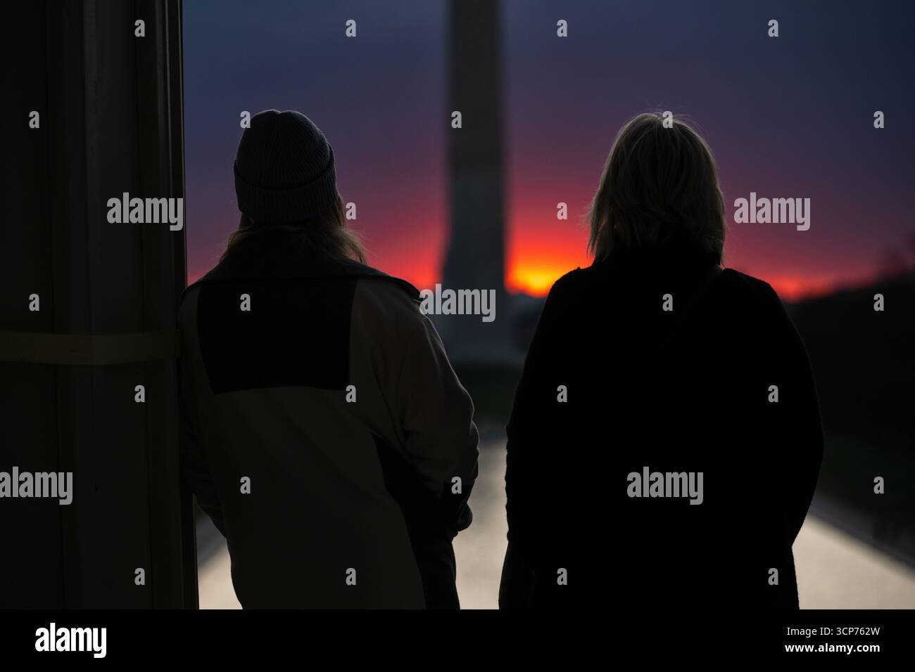 Lincoln Memorial Washington DC Vernal Equinox Sonnenaufgang // WASHINGTON DC — der Frühlingsquinox Sonnenaufgang wird am 19. März 2024 vom Lincoln Memorial aus gesehen. Die Frühlingspätnachtgleiche tritt auf, wenn die Sonne direkt im Osten aufgeht, und an klaren Morgen scheint das Sonnenlicht direkt in die Hauptkammer des Lincoln Memorial und beleuchtet die Statue. Das Lincoln Memorial ist ein nationales Denkmal zu Ehren des 16. US-Präsidenten Abraham Lincoln. Es liegt am westlichen Ende der National Mall. Stockfoto