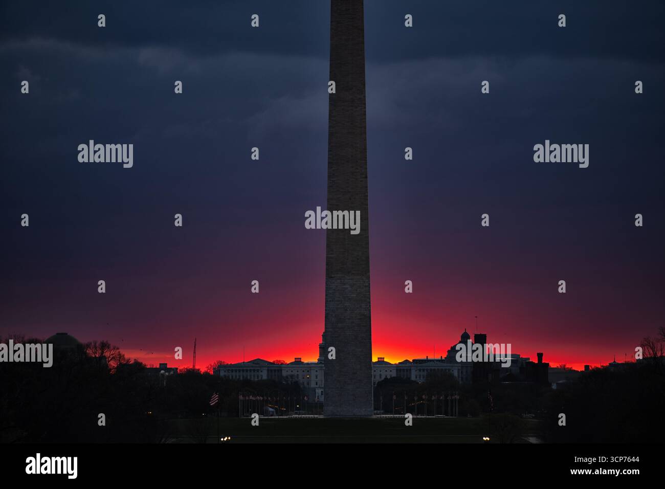 Washington D.C. // WASHINGTON D.C. – das Washington Monument steht vor einem leuchtenden Sonnenaufgang am 19. März 2024. Der Frühlings-Tagundnachtgleiche Sonnenaufgang, wenn die Sonne direkt im Osten aufgeht, ist am Horizont sichtbar. An klaren Morgen scheint das Sonnenlicht direkt in die Hauptkammer des Lincoln Memorial und auf die Statue. Die National Mall ist ein riesiges Grüngelände im Herzen von Washington DC, das zahlreiche Denkmäler und Museen beherbergt. Es dient als zentraler Treffpunkt für nationale Veranstaltungen und Gedenkveranstaltungen. Stockfoto