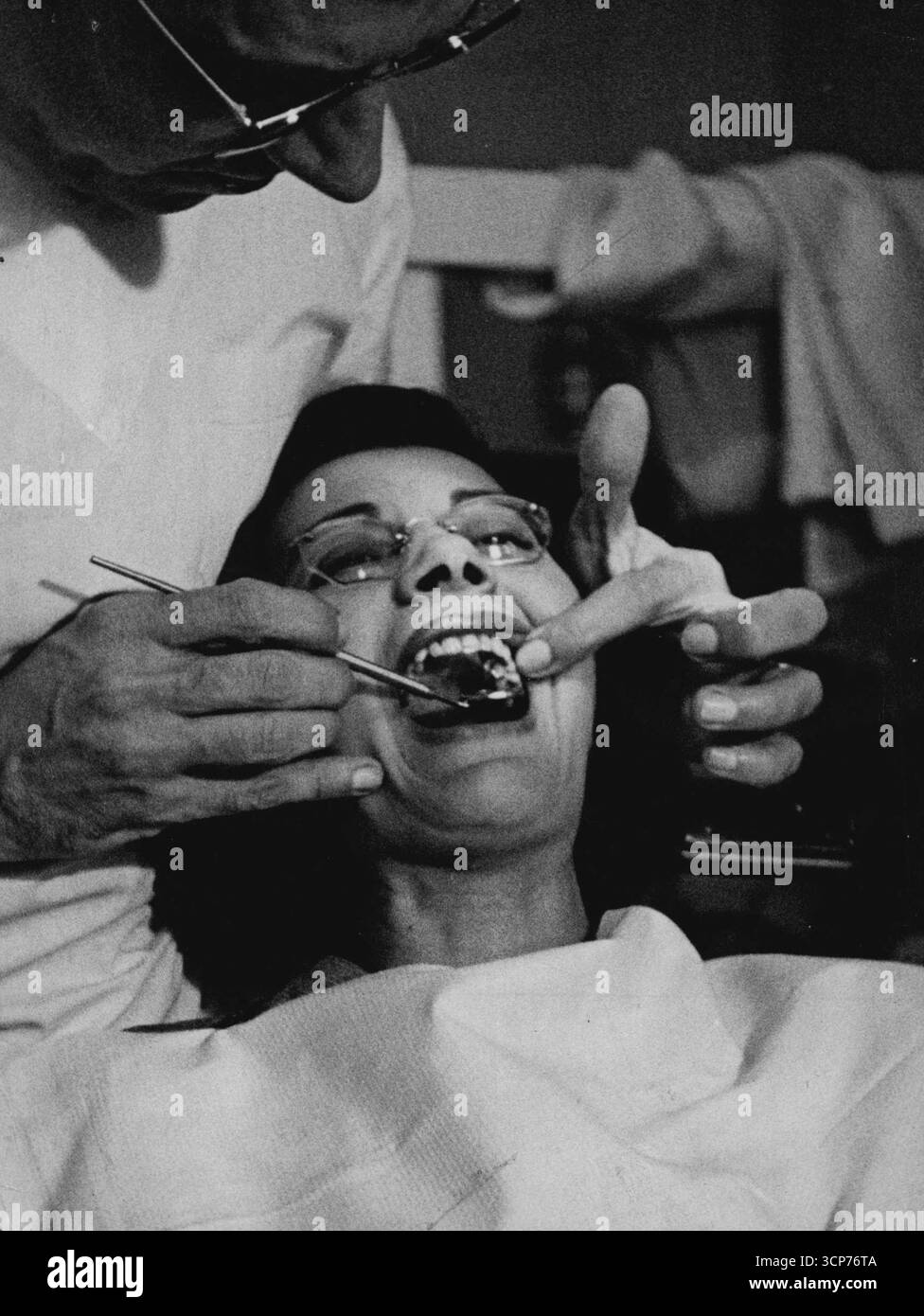 Diese Frau erzählte dem Zahnarzt, dass sie Schmerzen in der Alveole hatte. Er sah sie an: Zähne, Weisheitszahn, Dach ihres Mundes; denn schickte er sie am 19. Mai 1947 zu einem Arzt. Stockfoto