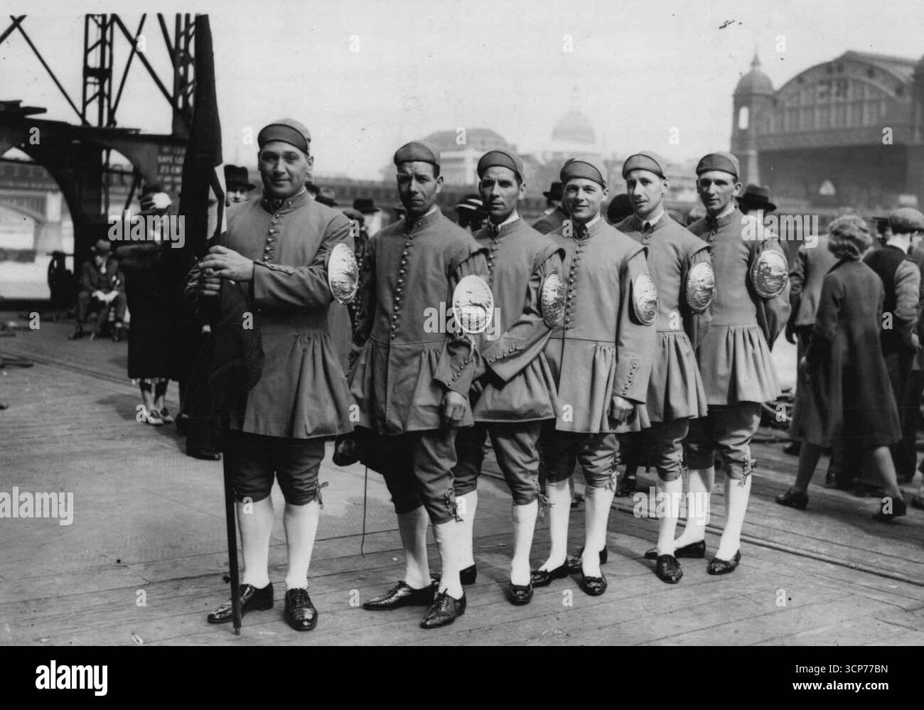 Englands ältestes jährliches Sportereignis -- ehemalige Gewinner tragen ihre Doggett's Coats und Abzeichen, fotografiert heute in London Bridge. Das Rennen auf der Themse um Doggett's Coat and Badge von fast 8 Meilen. Heute gab es nur noch zwei Wettbewerber: Silver Cobb aus Brentford und Edwin Phelps aus Putney, die den Sieg errungen haben. Das Rennen wurde 1716 von Thomas Doggett, einem irischen Komiker, ins Leben gerufen, der eine orangefarbene Lackierung mit einem Emblem für Liberty anbot, für das sechs Wassermänner ihre Lehre innerhalb eines Jahres vor dem Rennen absolvierten. Das Rennen wurde jedes Mal gerudert Stockfoto