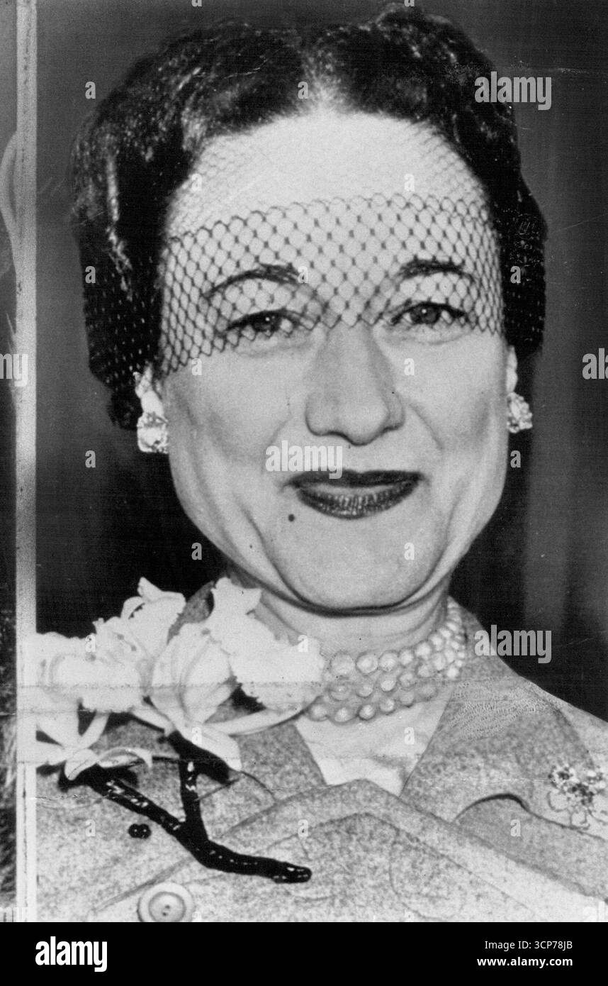 Die Herzogin von Windsor und ein paar New Yorker Mühlenarbeiter sind heute in einem Nervenkitzel, weil sie von hier nach Frankreich segelte, mit diesem kleinen Maskenschleier über den Augen und ohne Hut! Eine Methodistin drückte „Schock“ aus, sagte, sie habe die Herzogin nie mit einem Hut gesehen und fügte die Hoffnung hinzu, dass „das nicht so anfängt wie die Strumpfwaren, die die Leute hatten, als Frauen aufhörten, Strumpfwaren zu tragen. Mai 1951. (Foto von AP Wirephoto). Stockfoto