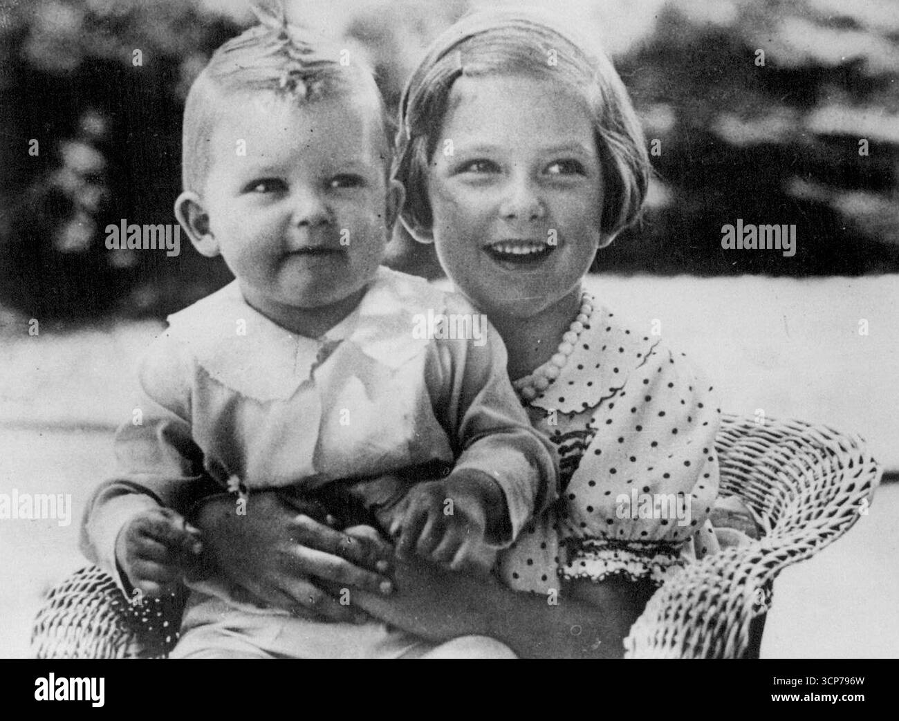 Thronfolger Bulgariens feiert 1. Geburtstag.Prinz Simeon ***** , Sohn und Erbe von König Boris und Königin Joanna von Bulgarien, posiert mit seiner Schwester, Prinzessin Maria Luisa auf dem Gelände des Königspalastes in Sofia, anlässlich seines ersten Geburtstages in dieser Woche. 17. Juni 1938. (Foto von Keystone) Stockfoto