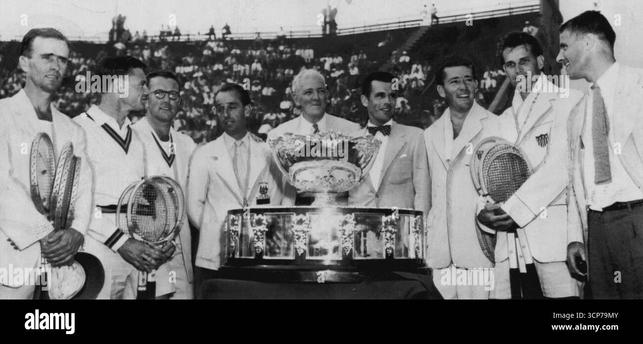 Die USA behalten den Davis Cup -- Mitglieder der US-amerikanischen und australischen Davis Cup Teams posieren heute um den großen silbernen Davis Cup im Forest, nachdem die USA das Doppelspiel gewonnen haben, um den Besitz des Cup zu behalten. Von links nach rechts: Billy Sidwell, Geoff Brown, Colin Long und Adrian Quist aus Australien, Alrick H. man, nicht spielender Kapitän des US-Teams, Frank Parker, Billy Talbert, Gardnar Mulloy und Ted Schroeder von den USA Talbert und Mulloy peitschten Long und Sidwell im Doppel, 8-6, 9-7, 2-6, 7-5. Die USA haben beide der gestrigen Singles gewonnen, morgen werden zwei weitere Singles ausgetragen. September 0 Stockfoto