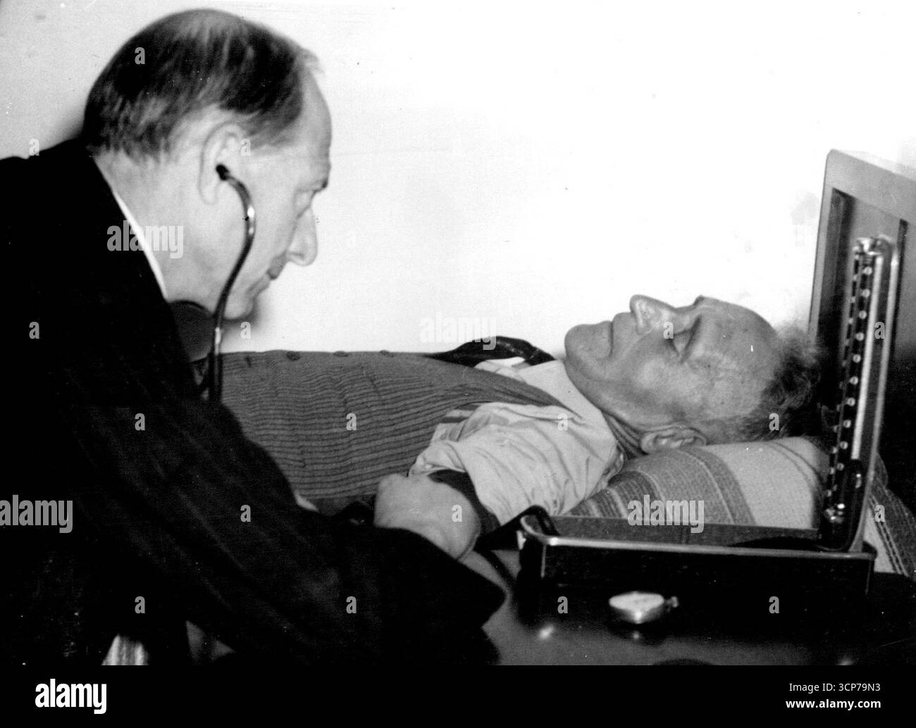 Trotz seines Alters von 65 ist der Rudersportler George Rogers dem Durchschnittsmann von 30 körperlich überlegen, so sagte N.S.W. Professor für Physiologie F. S. Cotton, nachdem er gestern einen speziellen Test an Rogers durchgeführt hatte. Der Test beinhaltete ein ***** Klettern Sie Jakobs Leiter hinauf, gehen Sie zwei Schritte hintereinander und von einem Studenten der Universität. Rogers Blutdruck wurde unten und oben an den Stufen gemessen. Es wird ein wichtiger Beitrag zum menschlichen Wissen sein, wenn Mr. Rogers weiterhin ein angemessenes körperliches Training unterhält, vorausgesetzt, er wird immer vorsichtiger Stockfoto