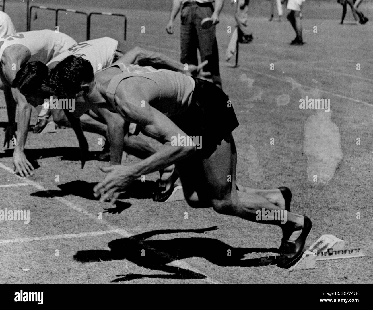Das Bild zeigt de Gruchy sanfte, ausgewogene Action ***** Macht ihn zu einem der schnellsten Starterinnen in Australien Neben ihm ist sein alter Rivale I. Wood. September 1951. Stockfoto
