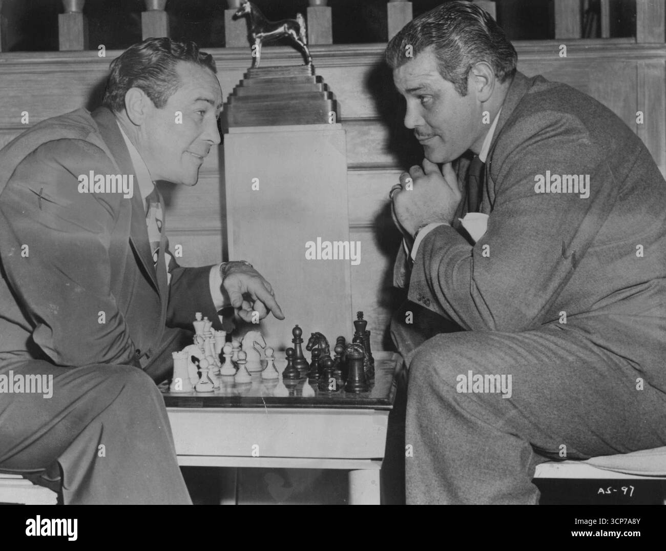 Nassour Studios präsentieren Bud Abbott, Lou Costello in Africa Screams mit Clyde Beatty, Frank Buck. Regie: Charles Barton, produziert von Edward Nassour. Max und Buddy Baer, die weltberühmten Schwergewichte, spielen in den Hollywood Nassour Studios eine ruhige Partie Schach. Beide erscheinen zusammen mit den Comedians Bud Abbott und Lou Costello in der kommenden united Artists’ Release Africa Screams, die in Sydney in Kürze gezeigt werden soll. August 1949. Stockfoto