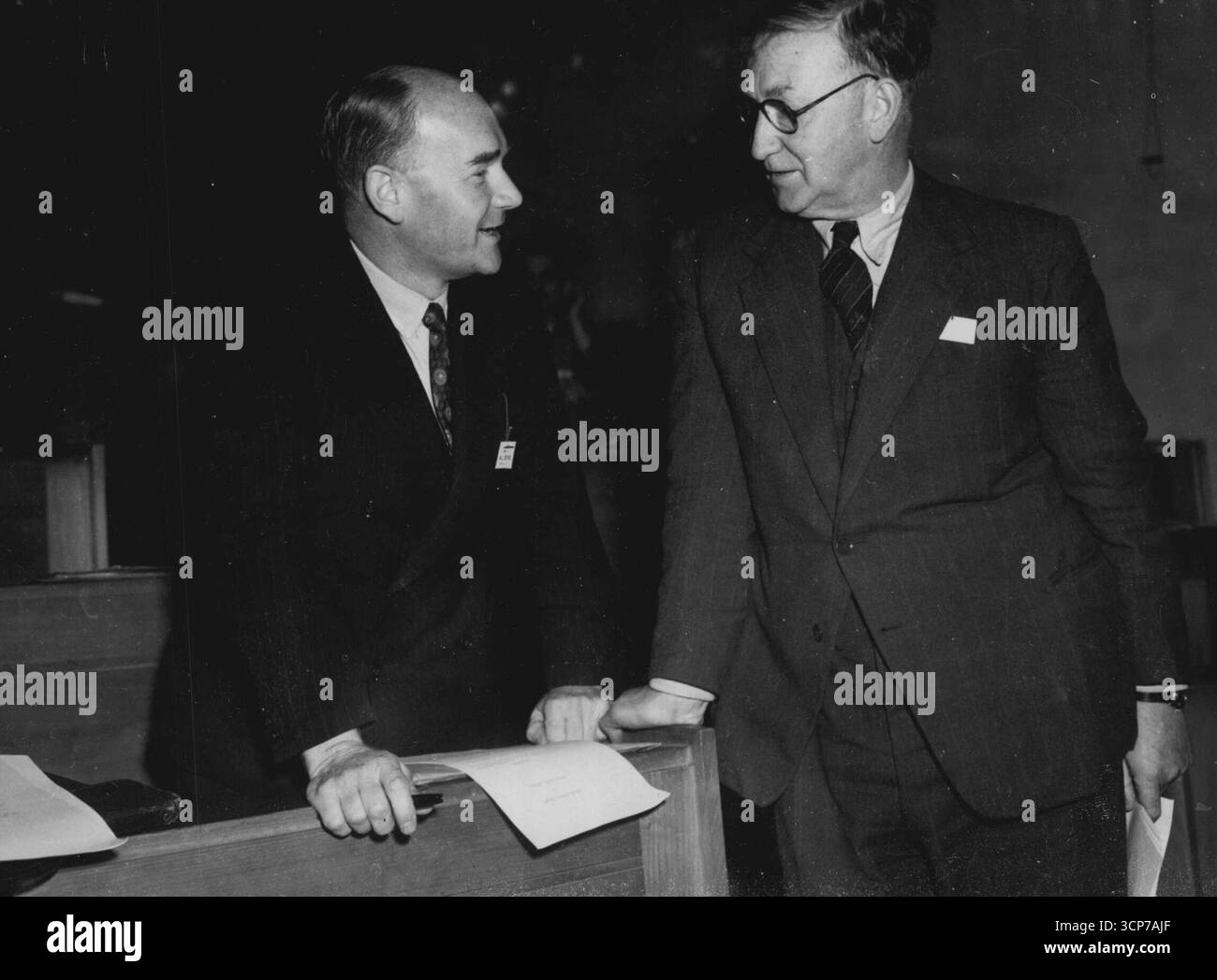 Atom Männer In Oxford ***** : Professor Sir John Cockcroft, (rechts) Direktor der britischen Atomstation in Harwell, unterhielt sich vor der Konferenz mit einem der Wissenschaftler. September 1950. (Foto im Bild des Vertrags für tägliche Post) Stockfoto