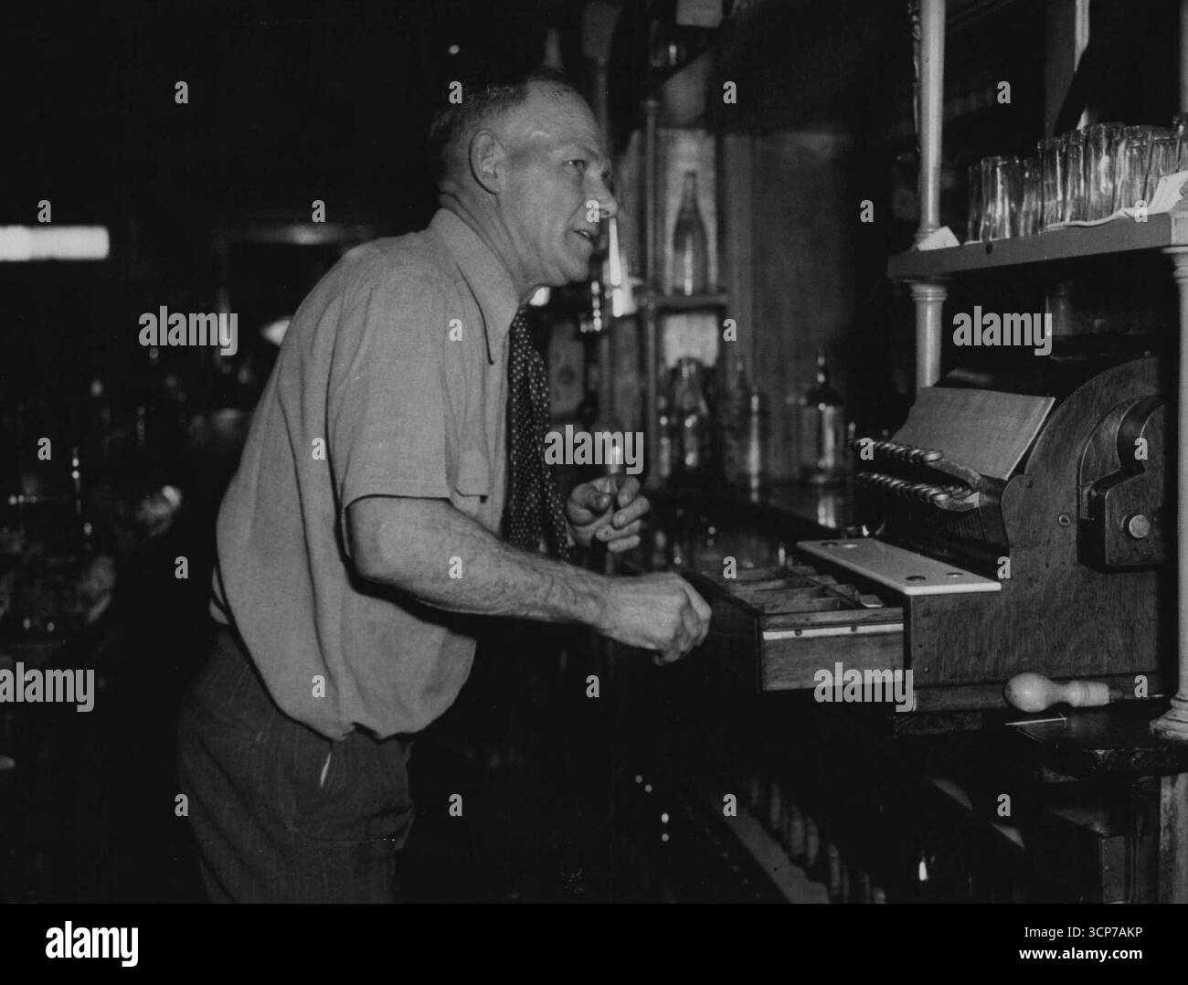 Fantastisch schnell im ***** Tauschen Sie charlie-Plakette und das jüdische Klavier die Registrierkassen aus. März 1952. (Foto von B. Snowden). Stockfoto