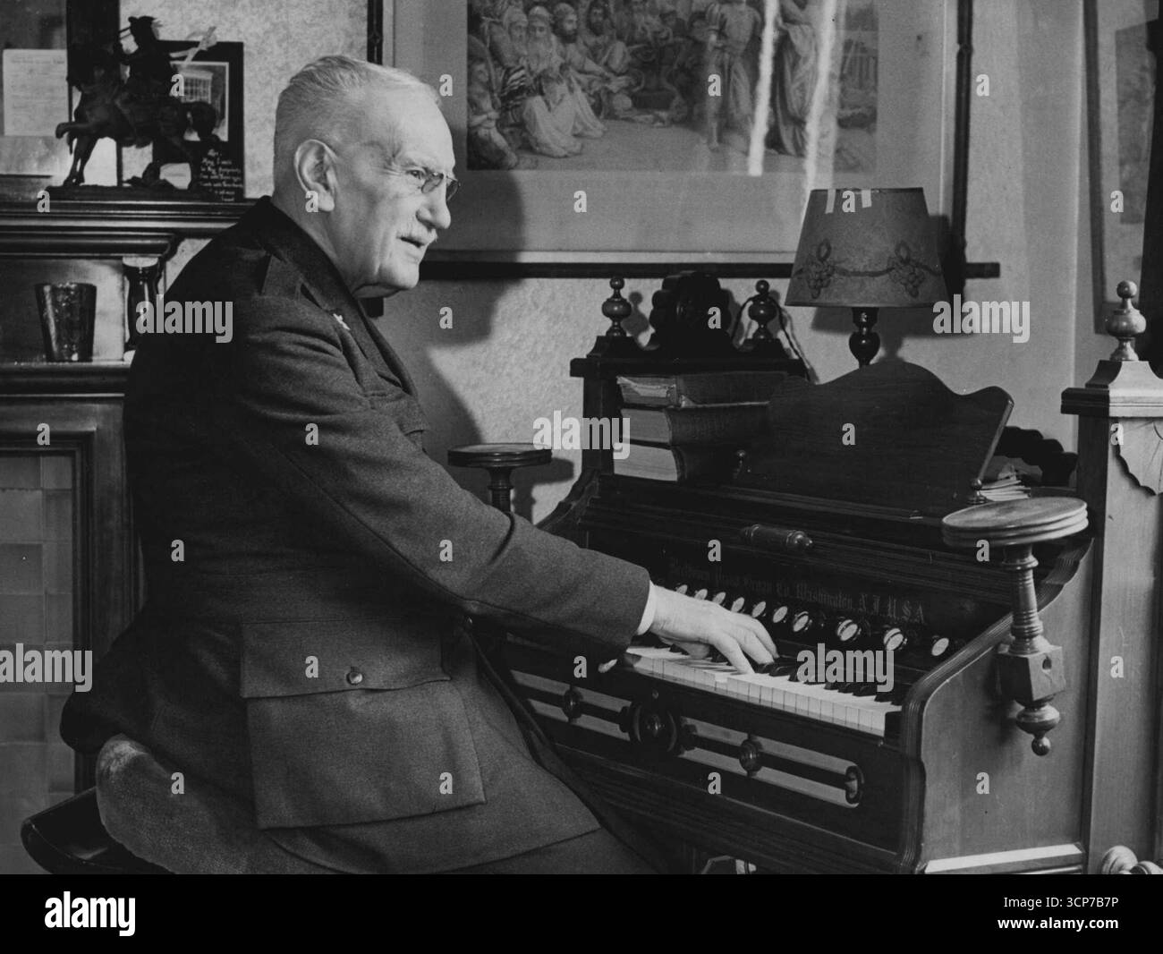 Präbendary Carlile, Gründer und Chef der Kirchenarmee, der morgen (Donnerstag) seinen neunzigsten Geburtstag feiert und in seinem Arbeitsheim Orgel spielt. Januar 1937. (Foto: London News Agency Photos Ltd.) Stockfoto