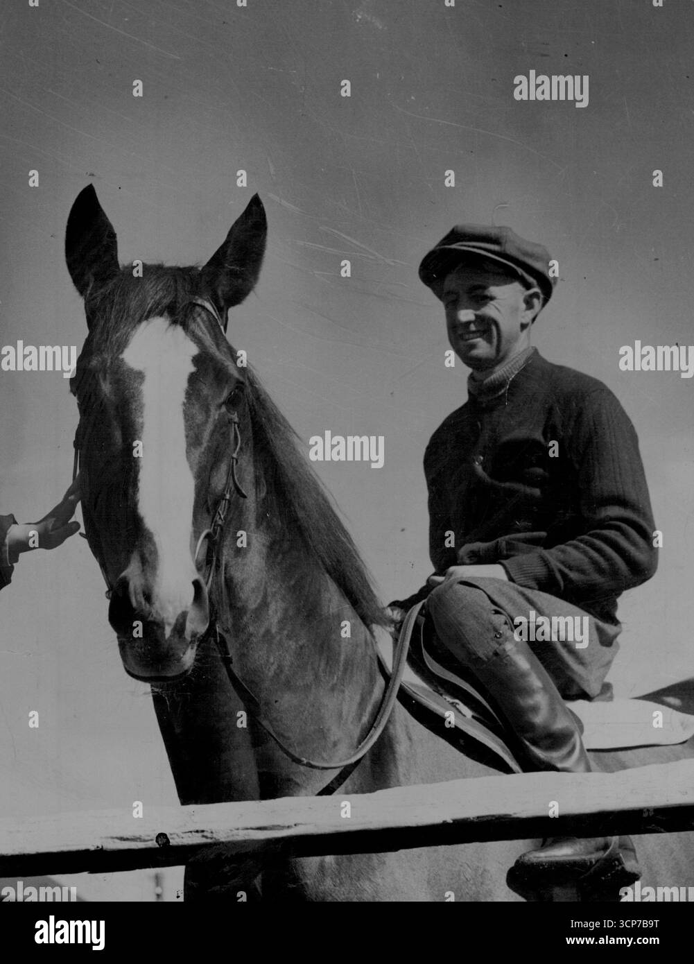 Unten finden Sie die neuesten Bilder von zwei der größten Rennpferde Australiens - ***** court (links) und Carbon Copy, die „Double C“-Champions. Comic Court erzielte seit den ersten Renntagen sechs zu fünf Siege über Carbon Copy, als er am Samstag die Memsie Stakes in Caulfield gewann. Carbon Copy lief an zweiter Stelle. Nach ihrer guten Form sind sie zu festen Favoriten für die Caulfield und Melbourne Cups geworden. September 1949. Stockfoto