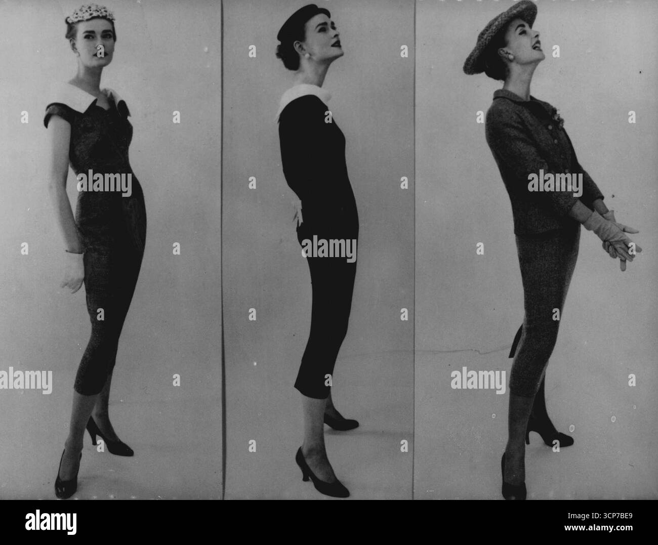 Erste Veröffentlichung in allen Ländern 23. Februar. Die Slink Line aus London. Drei Modelle in der Frühjahr- und Sommerkollektion von John Cavanagh, London, alle in seiner neuen „Slink“ Line Silhouette. Links: Gürtelloses kurzes Dinner-Kleid in blauem Schwarz und goldenem Tweed mit weißem Pikeekkragen. Hut von Simone Mirman.Center: Marineblaues Wollkleid mit halbem Gürtel, weißer Piqué-Schleife und einem Rollkragen aus weißem Piqué vorne und hinten. Mütze von Simone Mirman. Rechts: Blaugrauer Tweed-Anzug mit Plissee hinten im Rock für Bewegungsfreiheit. Hut von Mirman. Februar 1955. (Foto von zugehörigem Pressefoto) Stockfoto