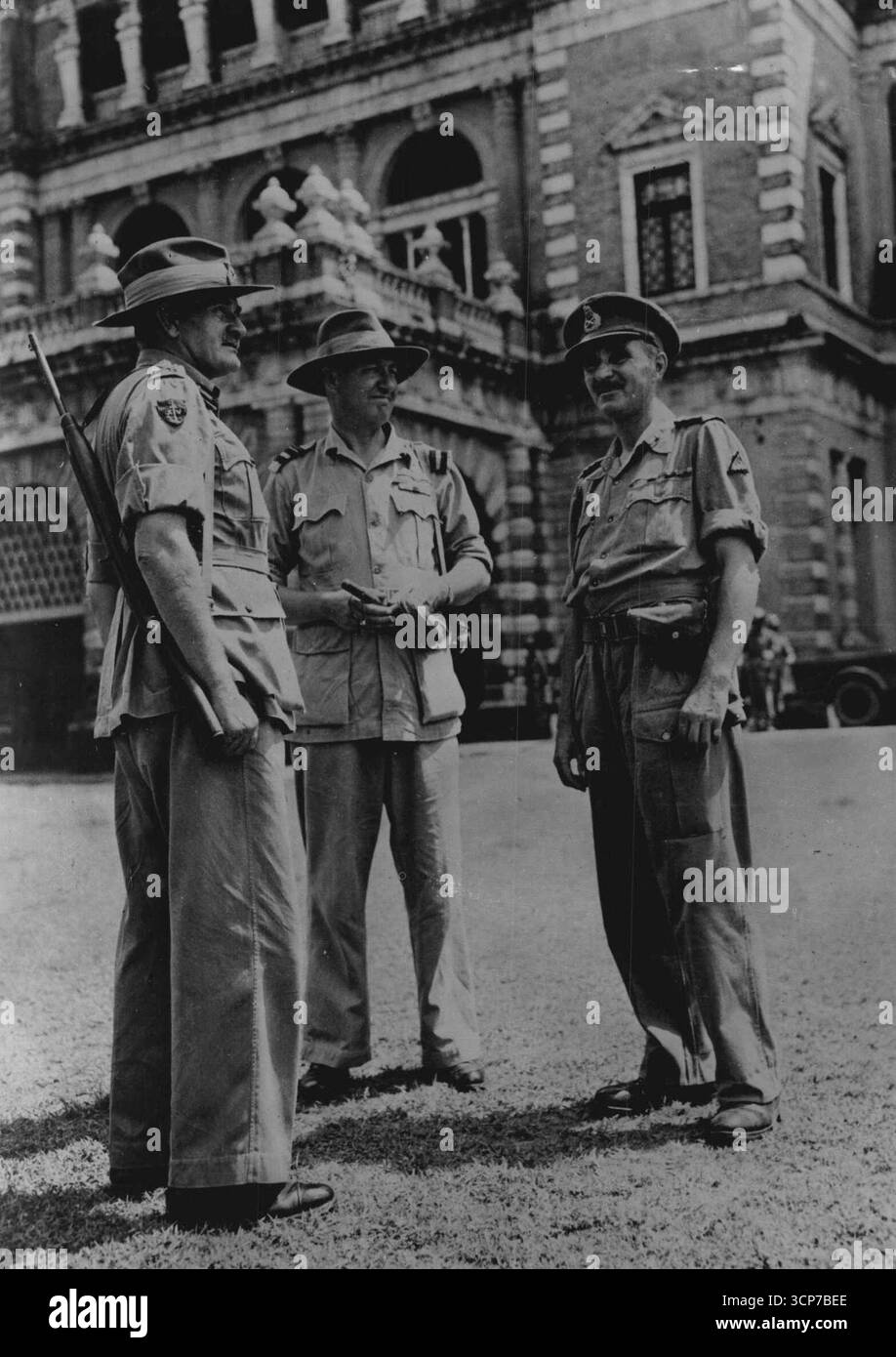 Britische Service Chiefs in Rangoon. Foto zeigt:- Generalleutnant Sir William Slim ob., ***** 22. Gruppe und Major General H.M Chambers. Kommandeur der 26. Division, die die Stadt Rangun besetzt hat. Juni 1945. (Foto von britischem Offiziellen Foto). Stockfoto