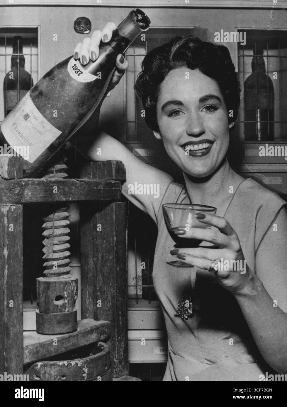 Perdita bekommt eine Million Dollar.Foto zeigt: Perdita Chandler, die erste Botschafterin französischer Weine wurde diese Woche von den Freunden der Weine Frankreichs in Paris ernannt.die 22-jährige Perdita Chandler, eine Nachtclub-Sängerin und Tänzerin, deren Freund vor dem Tod starb, ein Testament unterzeichnete und ihr sein Vermögen hinterlässt, erhält ein Geschenk von einer Million Dollar von seiner Schwester.Perdita ging mit ihrem Verlobten, dem amerikanischen Impresario Felix Fähre nach Deutschland, um zu heiraten. Felix, ein Gründer des Sortierclubs von Monte Carlo und ein führender Nachtklubbesitzer, starb vor der Hochzeit. Er hinterließ einen Unsig Stockfoto
