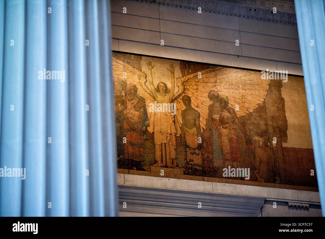 Lincoln Memorial Mural Washington DC // WASHINGTON DC — das „Emancipation“-Wandbild von Jules Guerin ziert die Südkammer des Lincoln Memorial über der Gettysburg Address Inschrift. Dieses in den 1920er Jahren entstandene allegorische Gemälde mit einer Höhe von 60 x 3,7 Metern zeigt den Engel der Wahrheit, der Sklaven aus der Knechtschaft befreit. Die Komposition zeigt auf der linken Seite Darstellungen von Gerechtigkeit und Recht und auf der rechten Seite Unsterblichkeit, Glauben, Hoffnung und Liebe, mit Zypressen, die die Ewigkeit symbolisieren. Guerin schuf das Kunstwerk mit einer speziellen Mischung aus Kerosin und Wachsfarbe Stockfoto