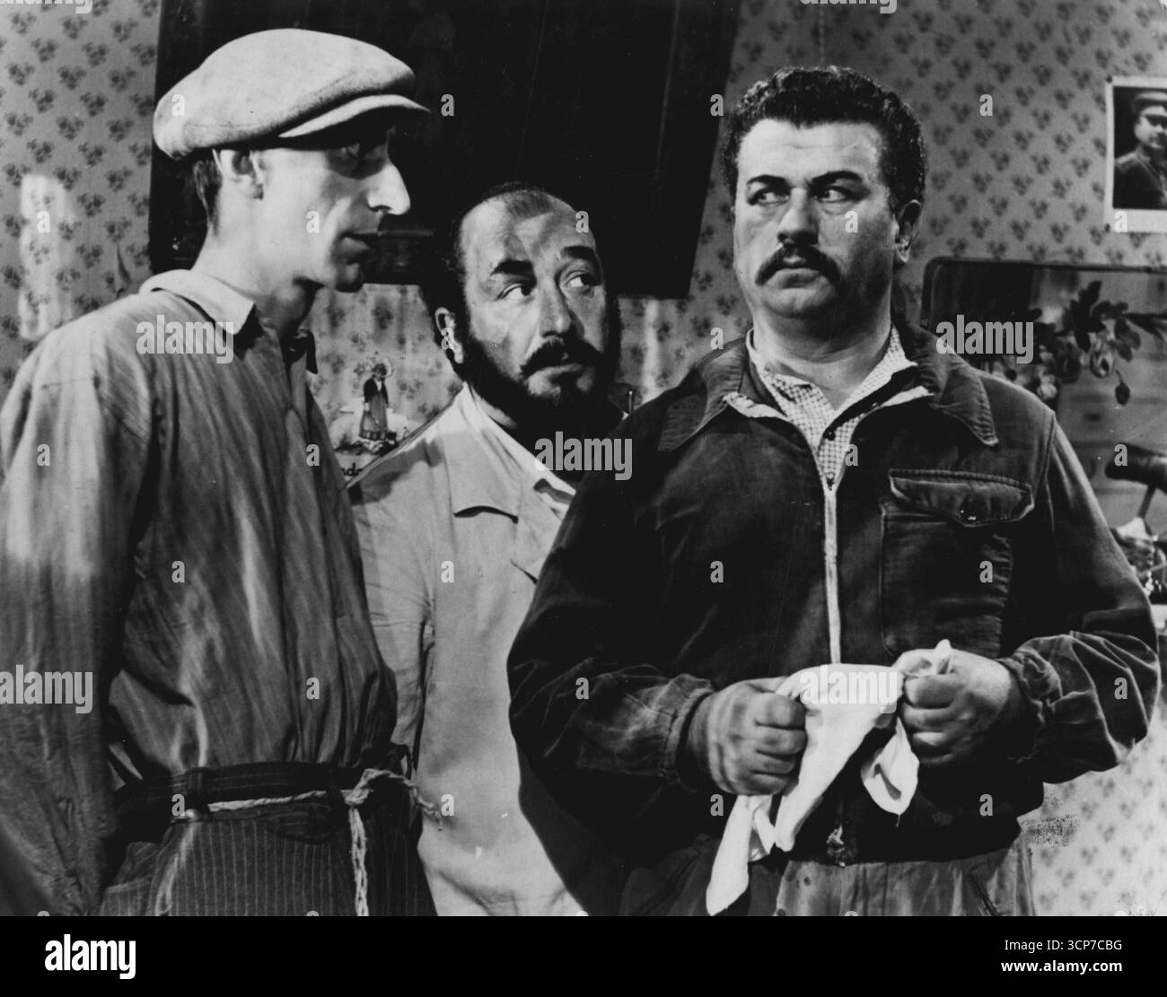 Szene aus „Don Camillo“, der amüsanten und tröstenden Geschichte zweier starker und großzügiger Feinde. Regie führte Julien Duvivier, produziert von Guiseppe Amato. Mit Fernandel (Don Camillo) und Gino Cervi (Peppone) aus der Geschichte von Giovanni Guareschi, Filmverfilmung von Julien Duvivier und Rene Earjavel. Weitere Spieler sind Sylvie (als Christine), Manara (als Filotti) Vera Talqui (als Gina), Franco Interlenghi (als Marionline), Charles Vissieres (als Biskoppen) und Migliari (als Brusco). Juni 1953. Stockfoto