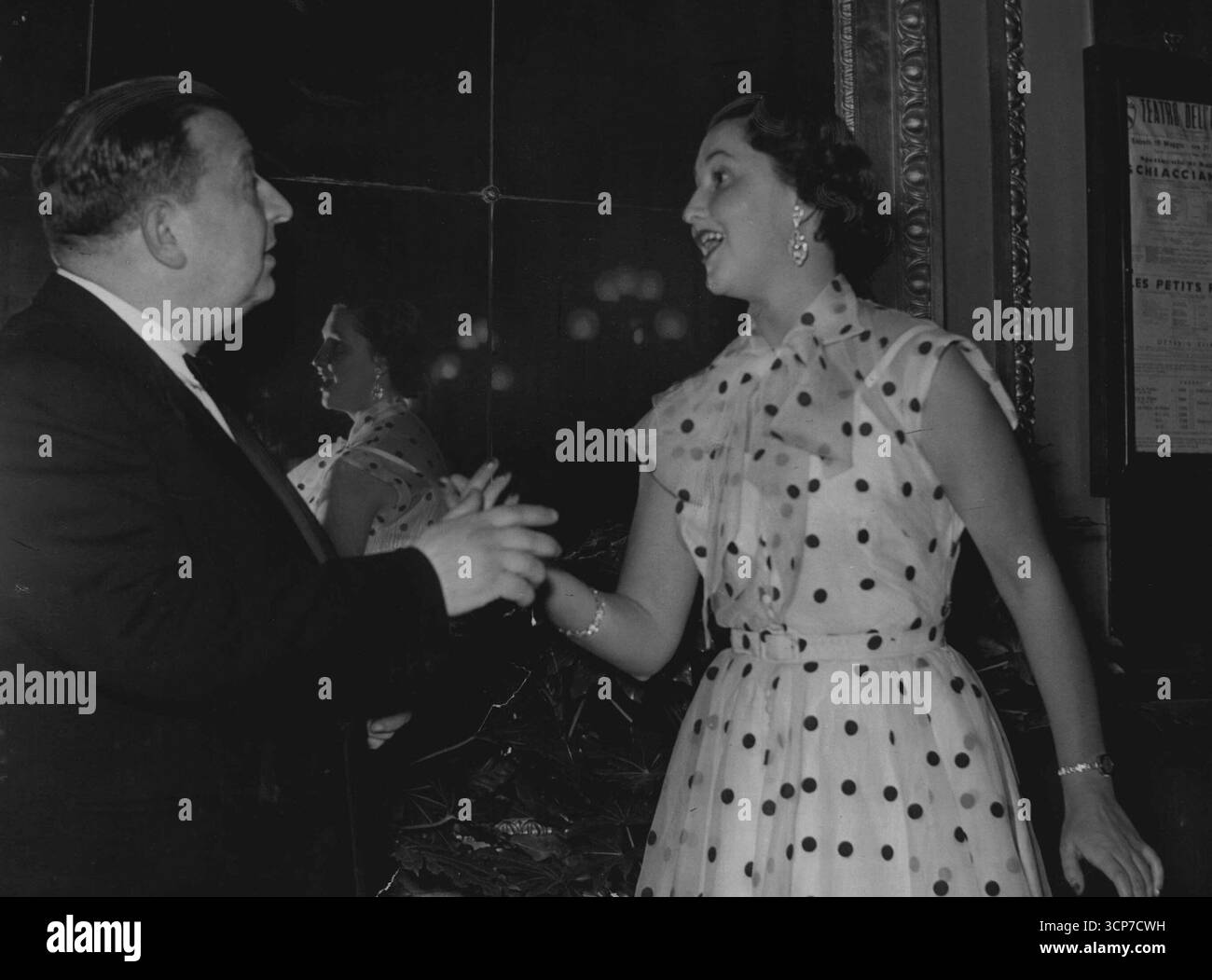 Rosen auf dem ganzen Weg: Im Opernhaus Roms wurde Rae vom überschwänglichen Maestro Francesco Saverio Salfis begrüßt. Am nächsten Tag fuhr sie in die italienische Filmstadt Cinecitta, wo sie italienische Filmstars und Regisseure kennenlernte und in einem kleinen Open-Air-Restaurant ein „köstliches Essen“ zu Ehren zubereitet hatte. Nach der Station bekam jeder Gast eine Flasche Rotwein. Riesige Bündel dunkelroter Rosen wurden ihr überall präsentiert, wo sie hinging. Juli 1953. (Foto: Savio Oscar) Stockfoto