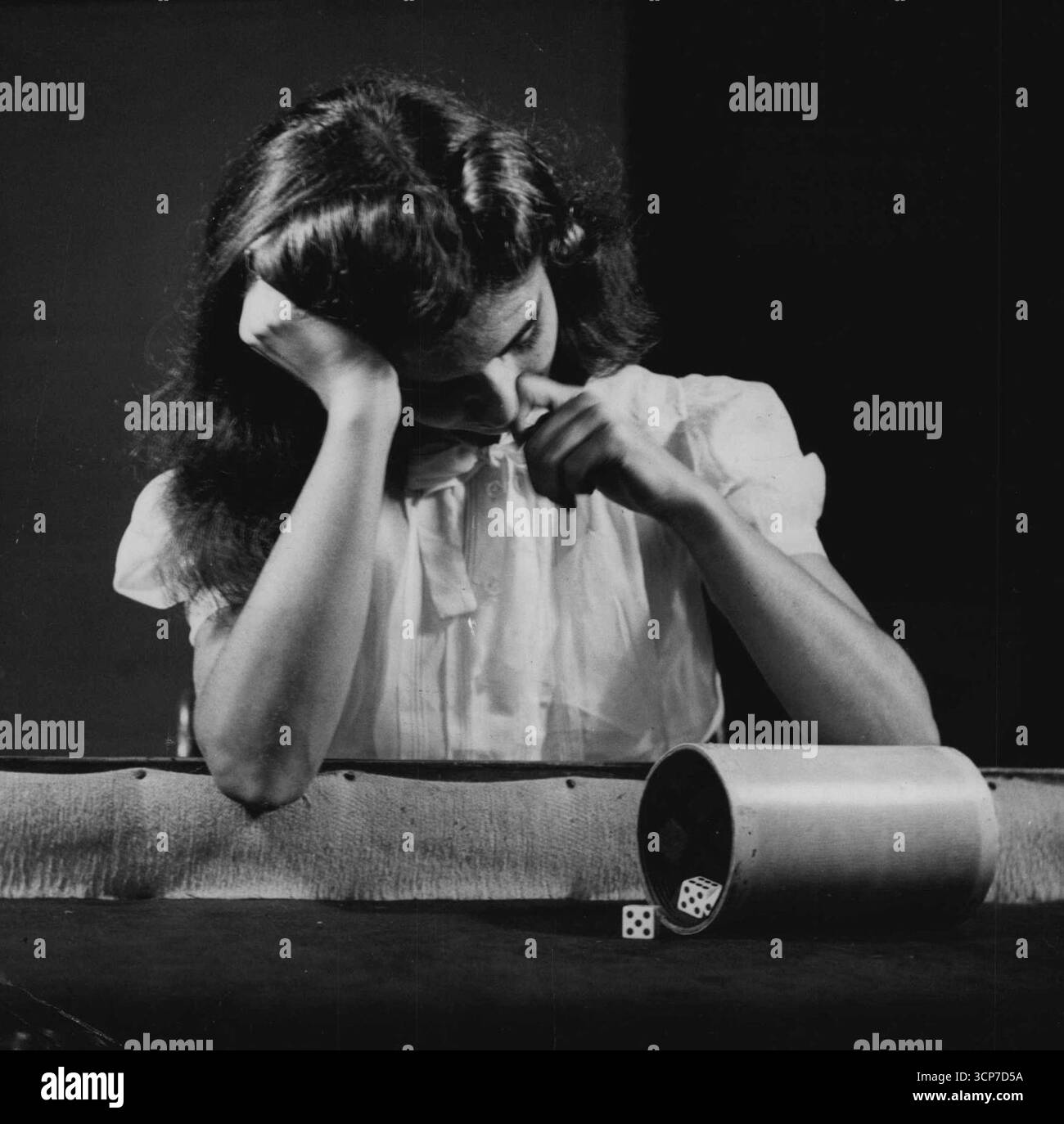 Eine Welle des Glücksspiels von Menschen in ihren Zwanzigern - das passiert in England; wird es bald hiergeschehen? Wird Ihr Leben in großer oder sogar geringfügiger Weise verändert, wenn Pferdewetten in Ihrem Vorort legal sind und ein Büro des Totalisator Board, vielleicht am 17. November 1948, eröffnet wird. Stockfoto