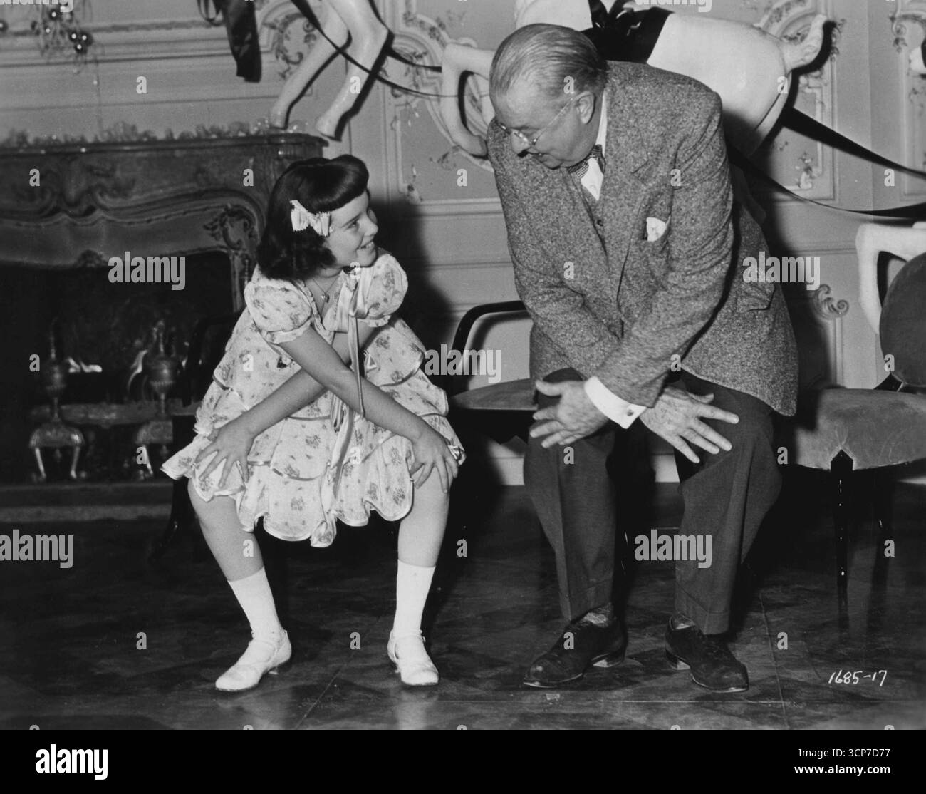 Das Jahr 1928, als alle reich wurden, als die Rollstrümpfe Königin eines Charleston war - Eine verrückte Welt voller Waschbär - beschichteter Rah-Rah-Jungs und Speak-Easy-Easy-Jungs, wird wieder lebendig in "Has Anybody Seen My Gal" in Technicolor. Mit Piper Laurie, Rock Hudson, Charles Coburn und Gigi Perreau ist dies eine Familienkomödie eines unvergesslichen Jahrgangs. Das Drehbuch basiert auf einer Geschichte von Eleanor H. Porter und stammt von Joseph Hoffman, Regie von Douglas Sirk und Produktion von Ted Richmond für Universal International. November 1952. Stockfoto