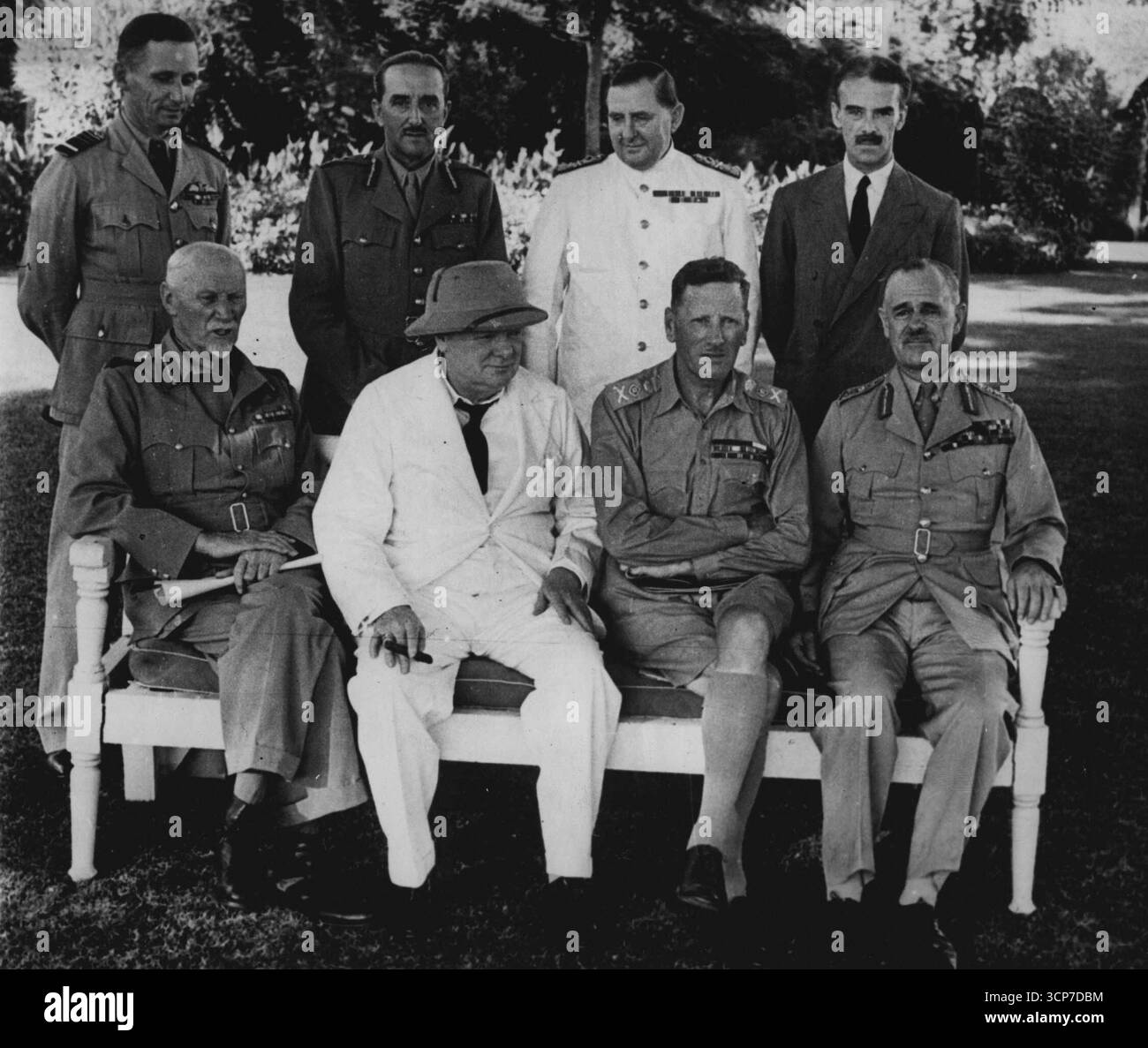 Fotoshows :- in der britischen Botschaft in Kairo: Links nach rechts: Hintere Reihe: Air Chief Marshal Sir Arthur Tedder; Sir Alan Brooke, ADML. Sir H.Harwood und Mr. R.G. Casey. Vordere Reihe: Feldmarschall Smuts, Churchill, General Claude Auchinleck und General Sir Archibald Wavell. August 1942. Stockfoto