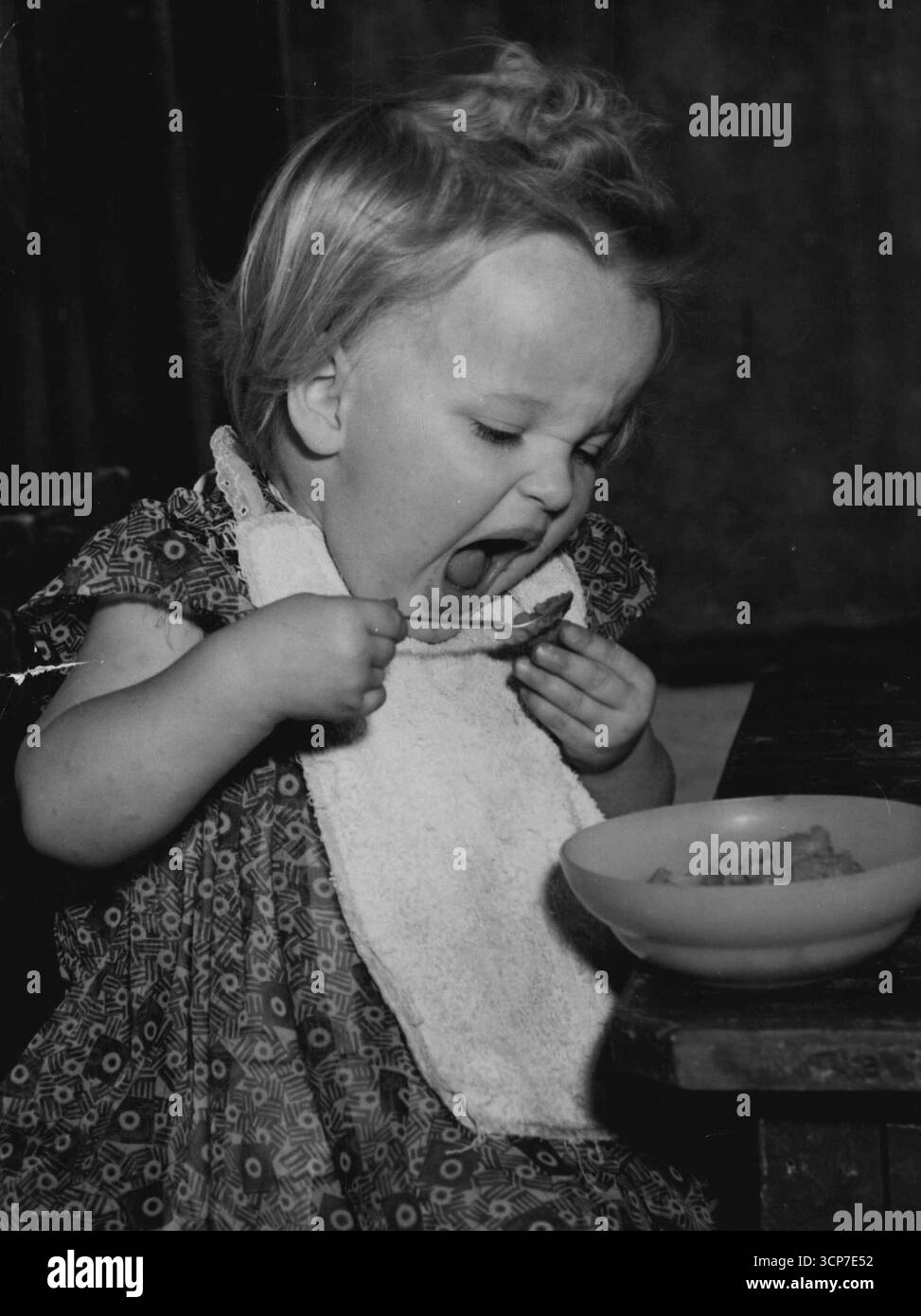 Heute war es 'Tusker-Zeit' im Kindergarten im Rathaus. Und nach ihren Ausdrücken zu urteilen, Roberta Cox, 22 Monate im Tal ***** . November 1955. (Foto von The Telegraph Newspapers Co.) Stockfoto