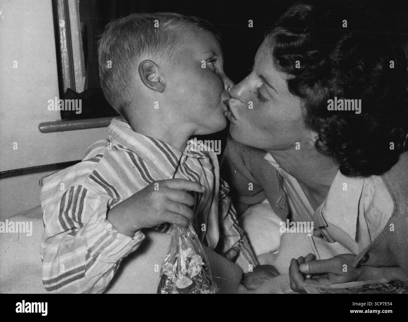 Der vermisste Salisbury Boy wurde gefunden - Johnny wurde von seiner Mutter Mrs. Maureen Johnson getröstet. Johnny Johnson, der 4-jährige vermisste Junge aus Bulford Camp, wurde in der Nähe des Park House Hotel, Cholderton, gefunden, etwa 6 Meilen quer durch das Land von dem Haus, in dem er wohnte. Der Kuss Eines Sohnes ist immer ein süßes Geschenk. Juni 1955. Stockfoto