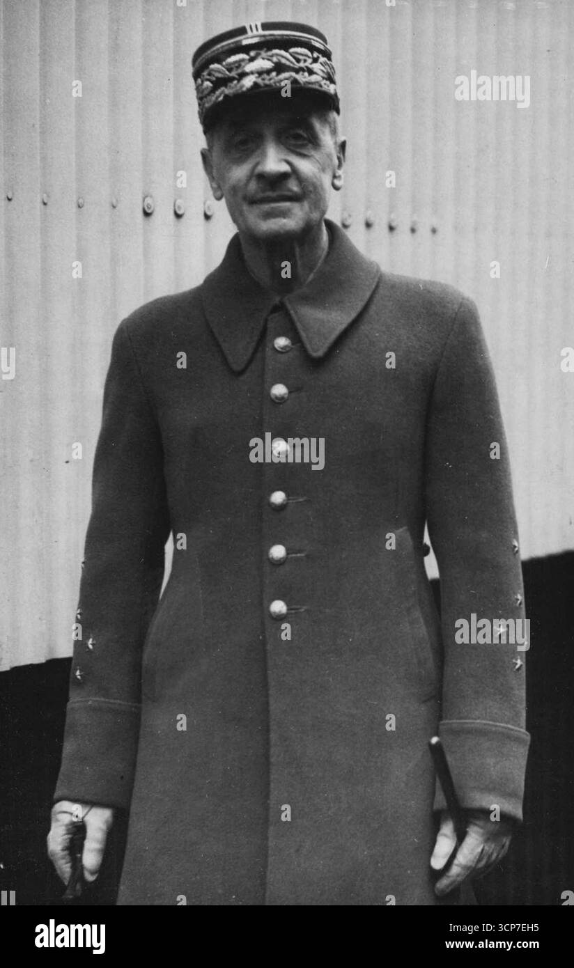 General Catroux Kommt In London An; Wird Die Situation In Nordafrika Besprechen.Foto Zeigt: General Cantroux fotografiert in London am Morgen ist General Catroux, hoher kommissar in der Levante und Oberbefehlshaber der kämpfenden französischen Truppen dort, aus Beirut in London angekommen. der General verfügt über langjährige Erfahrung in Marokko und Algerien und wird an den Diskussionen des französischen Nationalkomitees über die Lage in Nordafrika teilnehmen. General Catroux, ein persönlicher Freund von Giraud, hält den Rang eines Armeekommandeurs in der französischen Armee. November 1942. Stockfoto