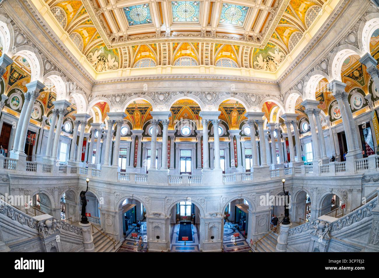 Library of Congress Great Hall Washington DC // WASHINGTON DC – die Great Hall of the Library of Congress Thomas Jefferson Building ist ein kunstvoller Innenraum mit Marmorsäulen, komplizierten Mosaiken und einer reich verzierten Decke. Der von den Architekten McKim, Mead & White entworfene Saal wurde 1897 fertiggestellt und dient als zentraler Treffpunkt innerhalb der Bibliothek. Die Beaux-Arts-Architektur zeigt allegorische Gemälde und Skulpturen, die Wissen und Lernen zelebrieren. Die Pracht des Saals soll Besucher inspirieren und die Bedeutung der Sammlungen der Bibliothek widerspiegeln. Das ist es Stockfoto