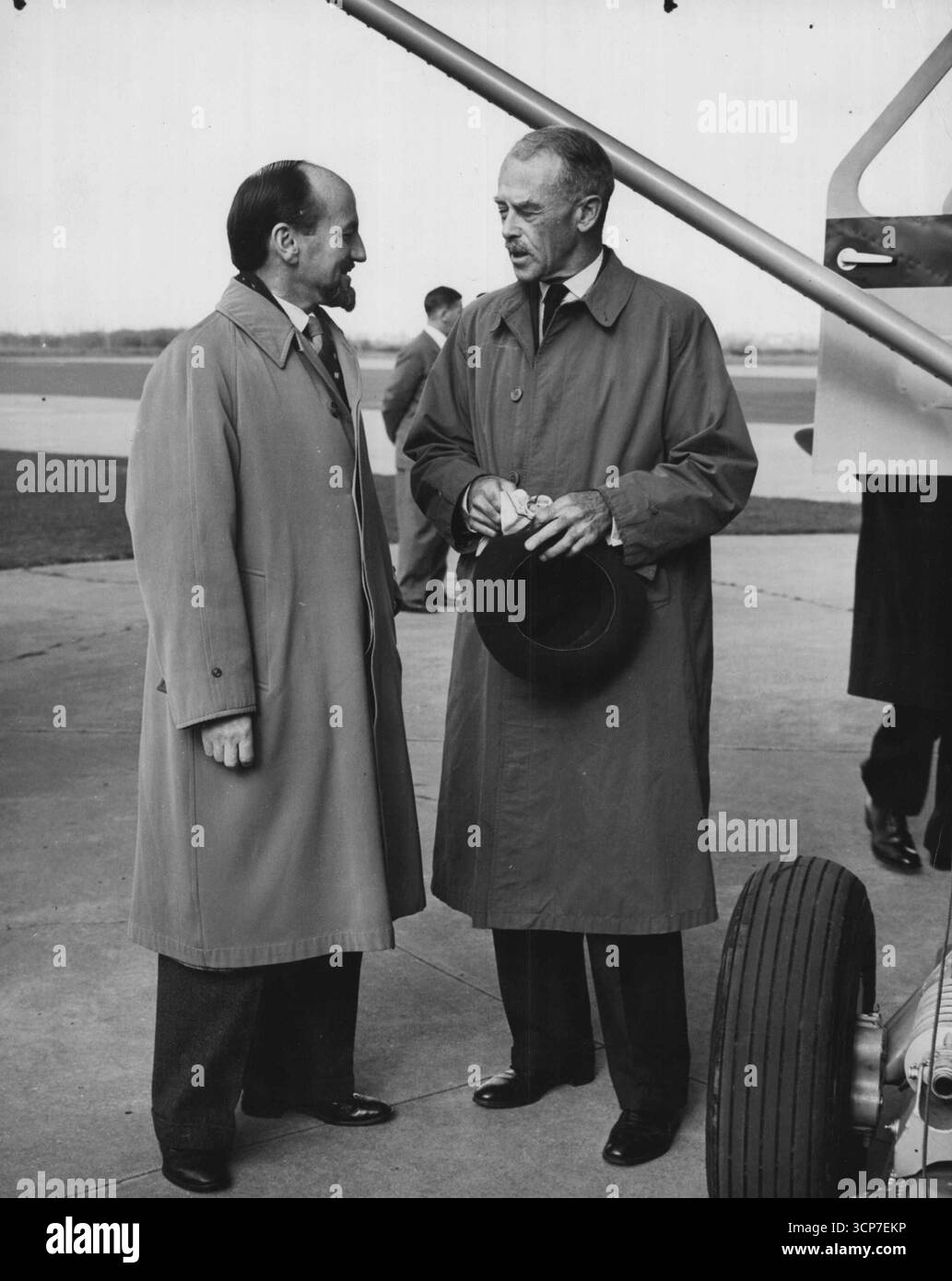 Herr P.G. Law, Direktor der Abteilung Antarotio, im Gespräch mit dem Rt. Ho. R.G. Casey, C.H., D.S.O., M.C., M.P., Außenminister, bei der Zeremonie, bei der Mr. Law das erste Beaver-Skiflugzeug für die australische Antarotische Expedition abgeliefert hat. September 1955. Stockfoto
