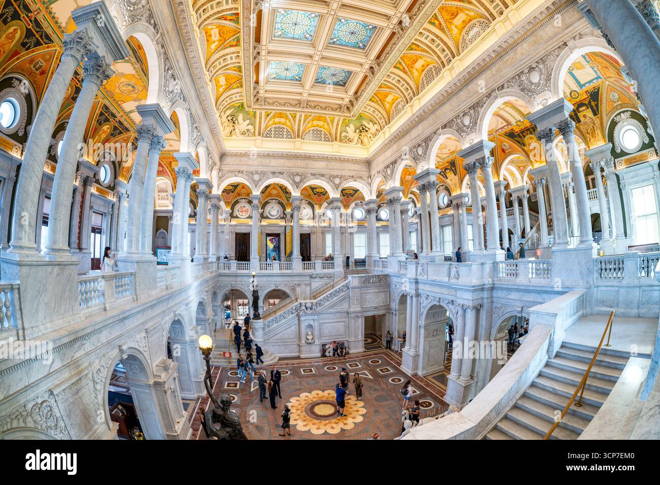Jefferson Building Great Hall Washington DC // WASHINGTON DC – die Great Hall of the Jefferson Building, Teil der Library of Congress, ist ein großer Innenraum, der sich durch kunstvolle Marmorarchitektur und reich verzierte Decken auszeichnet. Der Saal verfügt über hoch aufragende Säulen, Bogengänge und komplizierte Mosaikarbeiten auf dem Boden. Die kunstvoll bemalten und vergoldeten Decken sind mit allegorischen Figuren und klassischen Motiven verziert, und die Buntglasoberlichter sorgen für natürliche Beleuchtung. Die 1800 gegründete Library of Congress ist die Forschungseinrichtung des US-Kongresses und die größte libr Stockfoto