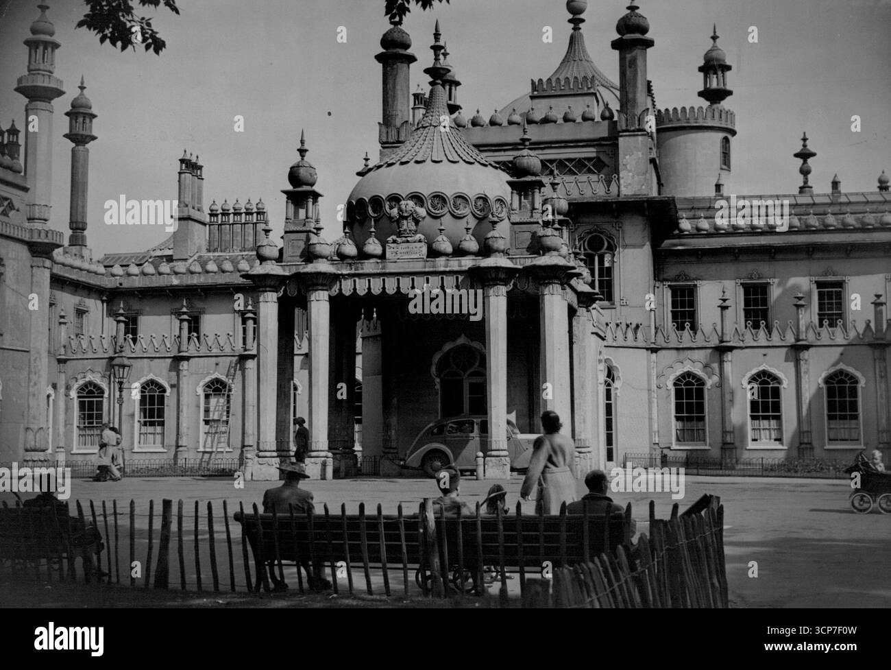 Regency Treasures on View at Brighton -- das heutige Bild des Royal Pavilion in Brighton, in dem die Ausstellung untergebracht ist Die Herzogin von Kent eröffnet heute die Regency Festival Exhibition im Royal Pavilion in Brighton. T.M. der König und die Königin haben Porzellan aus dieser Zeit geliehen, und mit Erlaubnis der Admiralität sind auch die berühmten Dolphin-Möbel zu sehen, die an Nelsons Siege erinnern, zusammen mit vielen anderen Schatzmeistern aus dieser Zeit. Juli 1948. Stockfoto