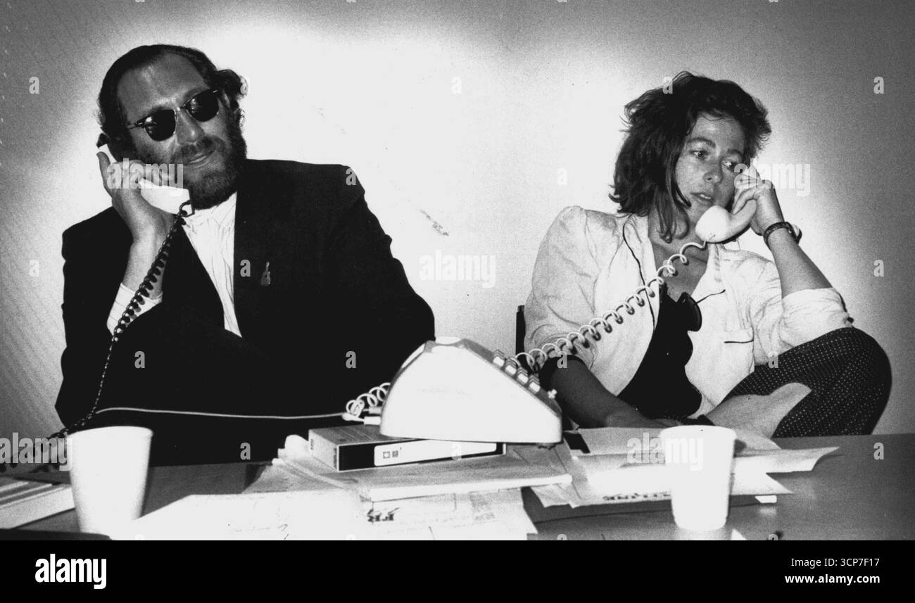 Max Charm am Telefon schickt den auf der rechten Seite. In den Verhörraum der Bondi Beach Police Station, wo sie mehr als zwei Stunden lang verhört wurde, ging Max Charm, Singer, Songschreiber und Komödiane. Ihr heimtückisches Verbrechen, das ihr Valiant Auto mit einem abgetrennten Telefon fuhr, das auf dem Heckfensterregal stand. „Wenn es nicht so ernst wäre, wäre es ein Witz“ sagte sie gestern. „Ich konnte es nicht glauben, als sie mir sagten, warum ich verhaftet wurde. Oktober 1939. Stockfoto