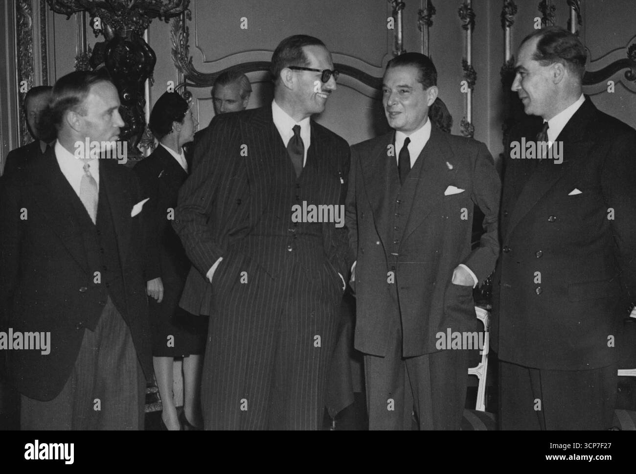 Vier-Macht-Konferenz über italienische Kolonien. Bilder: Auf der heutigen Konferenz sind (von links nach rechts) Herr W. Gallman, der die USA vertritt, anstelle von Herrn Lewis Douglas; M. Massigle (Frankreich); Sir Noel Charles (GT. Großbritannien); und Herr Zarubin (U. S. R. R.) zu sehen. Vertreter von Großbritannien, Frankreich, den Vereinigten Staaten und Sowjetrussland begann heute (Freitag) eine Konferenz im Lancaster House in London, um die Zukunft der ehemaligen italienischen Kolonien zu diskutieren. Sir Noel Charles, ehemaliger britischer Botschafter in Rom, die U.S.R ist Großbritannien vertreten. Oktober 1947. (Foto von Reuterphoto) Stockfoto