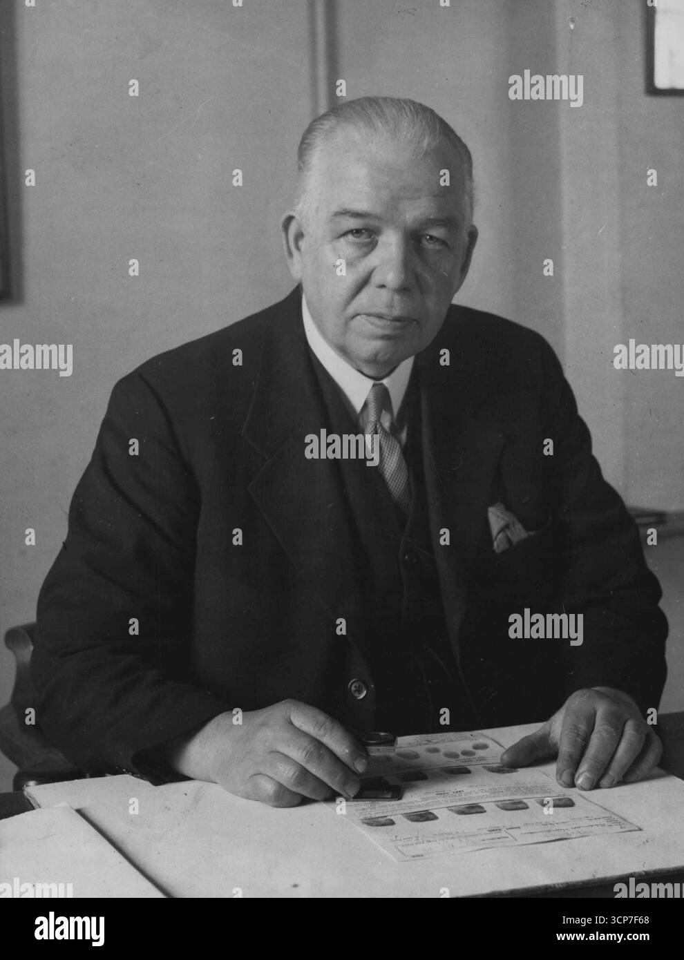 Old lag GreetingsScotland Yard Fingerabdruckexperte Chief Superintendent Frederick Cherrill (links), der einen großen Anteil der Posttasche mit Weihnachtskarten erhält, die das Yard jährlich von anonymen alten lag erhält.Cherrill erhielt dieses Jahr eine Karte von stechpalme und Robins, signiert mit Fingerabdruck.Sie waren neu in seiner 2.000.000 Fingerabdrucksammlung. November 1950. Stockfoto