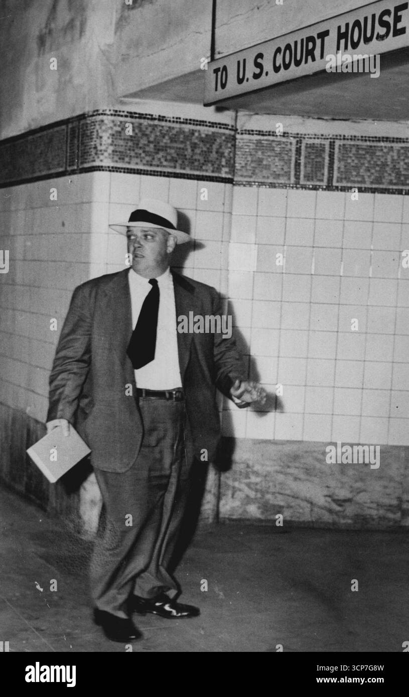 Whittaker Chambers, Zeuge des Meineidprozesses bei Alger Hiss, der am 3. Juni vor dem Bundesgericht in New York City von Lloyd Paul Stryker, dem Anwalt von Hiss, verhört wurde, scheint ungeklärt zu sein, welche Richtung er im Gang des Gerichtsgebäudes einschlagen sollte, als er das Gebäude betrat. September 1950. (Foto von AP Photo) Stockfoto