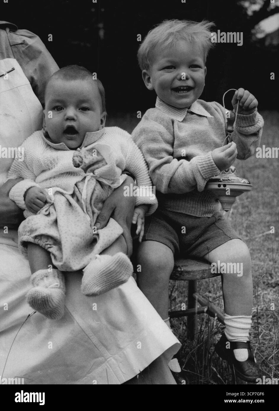 Nur neun Stunden nachdem die beiden oben gezeigten Jungen verlassen auf den Stufen von Dr. Barnardo's Home in London aufgefunden worden waren, rief ein mysteriöser Mann das Haus an und fragte: "Wie geht es meinen Jungs'von dem Mann, den das Haus entdeckte, waren die Namen der Jungs Andrew und Stephen, aber das ist alles.der Anruf wurde auf ein Telefon zurückgeführt ***** Bei Stepney. Polizeiautos fuhren dorthin, aber der Mann war weg, als sie ankamen. Die Jungen, ein fünf Monate und der andere etwa zwei Jahre, wurden auf den Stufen des Hauses gefunden ***** Ein Nachtportier. Das Baby war in einem Strampler-Anzug gekleidet und sei älterer Junge in einer königsblauen Holzjacke, wi Stockfoto