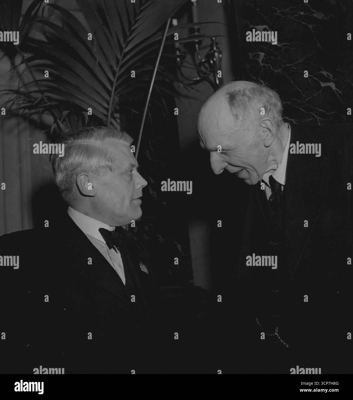 Die Rezeption ist wirklich international. Hier spricht der Führer der dänischen Befreiungsbewegung (Christmas Moeller) über die Freiheit zu Lord Cecil, der berühmten alten britischen Lnie. Juli 1944. Stockfoto