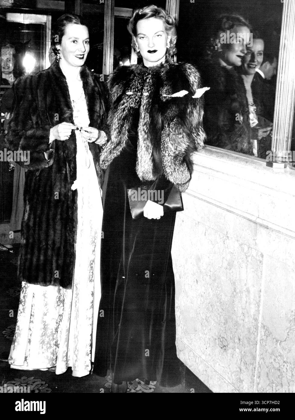 Soziale Helfen Dem Finnischen Hilfsdienst. Mrs.. John Hay (Jock) Whitney (links), Ehefrau des bekannten Pole-Players der Gesellschaft. Und Mrs. Doris Duke Cromwell, Tabakerbin und bekannt als das reichste Mädchen der Welt. Sie kamen heute Abend im Broadway Theatre an, wo sie die Vorführung von Folies Bergere für Finnisch-amerikanische Entlastung besuchten. Das Paar macht ein interessantes Bild, da es ein Paar im Glas auf der rechten Seite ist. Dezember 1939. (Foto von Wide World Photos). Stockfoto