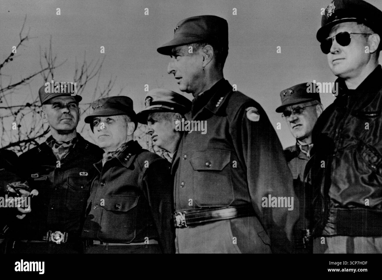 Die Vereinten Nationen in KoreaGeneral Mark Clark, Oberbefehlshaber des Kommandos Fernost und der vereinten Nationen, und Stabsoffiziere beobachten den Austausch von Gefangenen in Pan Mun Jom. Von links nach rechts: Lieut. Cemeral Maxwell D. Taylor, Lieut. General William K. Harrison, Konteradmiral John C. Daniel, General Mark Clark, Generalmajor Byron L. Milburn und General Otto P. Weyland. Mai 1953. (Foto von Unations). Stockfoto