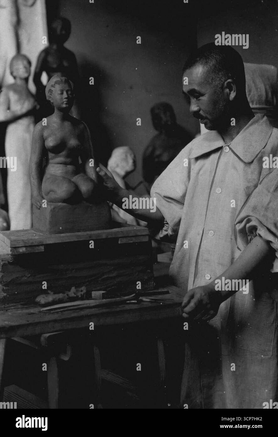 Japans herbstliche Kunstsaison. 'Der Schmerz' - Mr. Kakuji Ishikawn, Mitglied des Hanging-Committee des Imperial Art Bureau mit seiner neuesten Arbeit. Die kleine Dame, obwohl sie geschnitzt hat ***** Von Westen, hat immer noch etwas ***** . Mai 1941. (Foto vom Asahigraph Photo Service) Stockfoto