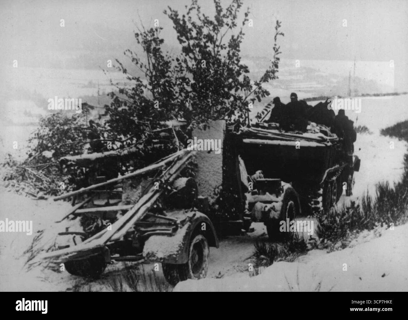 Deutsche gepanzerte Fahrzeuge wechseln ihre Position. Wir fragen uns, ob wir uns von der russischen Front zurückziehen. April 1945. (Foto: Sport & General Press Agency, Limited). Stockfoto