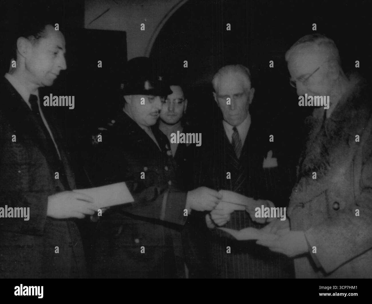 Drei Freie Männer von Nürnberg -- die drei Angeklagten, die heute vom Internationalen Militärtribunal in Nürnburg freigesprochen wurden, erhalten ihre Freilassungspapiere nach dem Urteil. Von links nach rechts: Hans Fritsche: Oberst Andrus von Papen und Dr. Schacht. Oktober 1946. (Foto von zugehörigem Pressefoto). Stockfoto