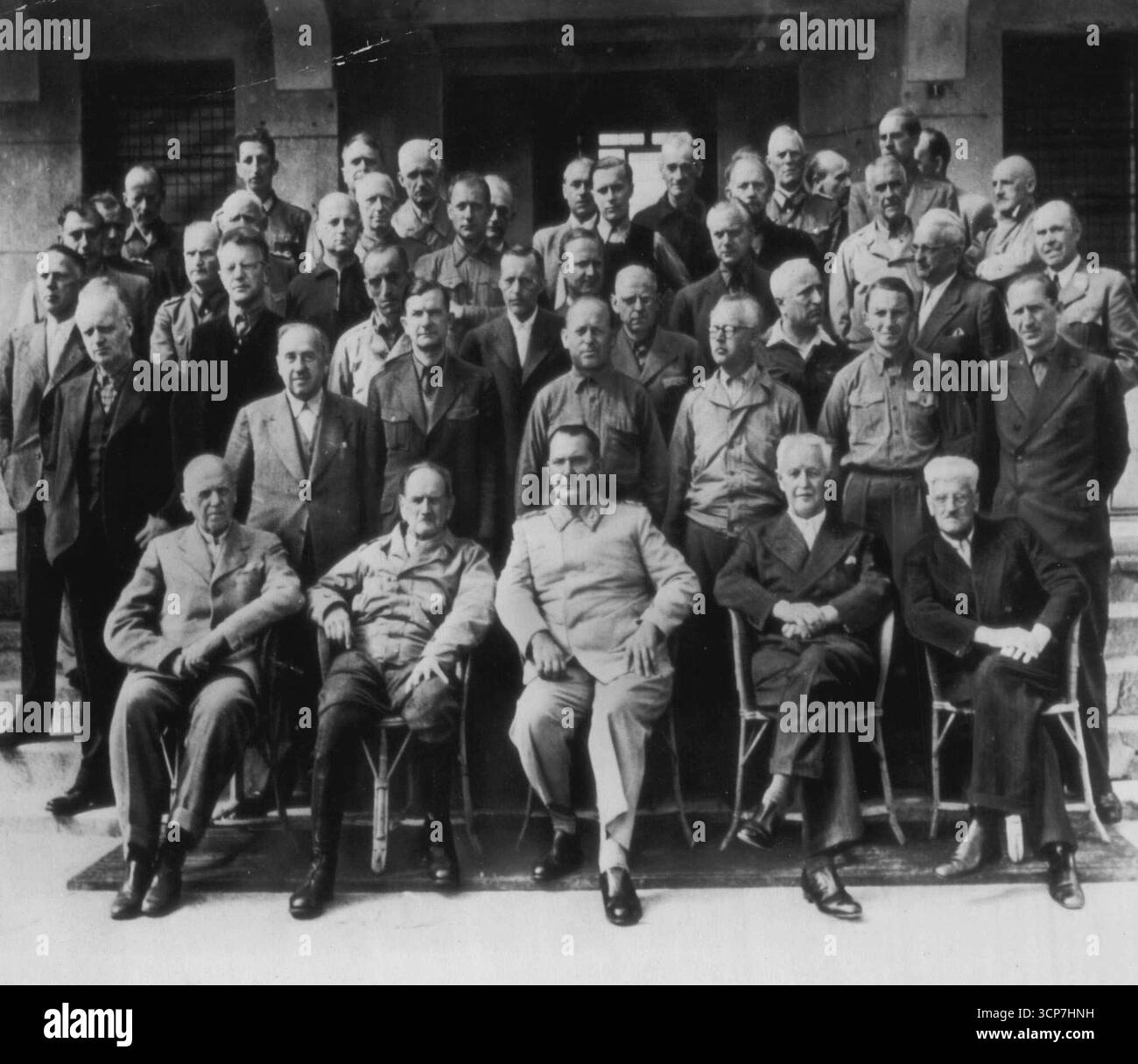 Dieses Gruppenbild der meisten Führer der Nazi-Deutschlands, das gerade erst verfügbar wurde, wurde letzten Sommer in Mondorf-les-bains in Luxemburg gemacht, damals im anglo-amerikanischen Gefängnis für hochrangige deutsche Gefangene. Links nach rechts, vordere Reihe: Hans Lammers, Franz von EPP, Hermann Göring, Franz Xaver Schwarz, Otto Meissner. Zweite Reihe von links nach rechts, Joachim von Risbentrop, Walter Funk, Ernst Bohle, Jakob Nagel, Franz Schwarz, Herbert Buechs Otto Salman. Dritte Reihe, von links nach rechts: Haws Frank, Hans Riecke, Karl Doenitz, Johannes Blaskowitz, Hermann Reinecke, ernst John von Freyend, Hans Riecke, Karl Stroelin, A Stockfoto