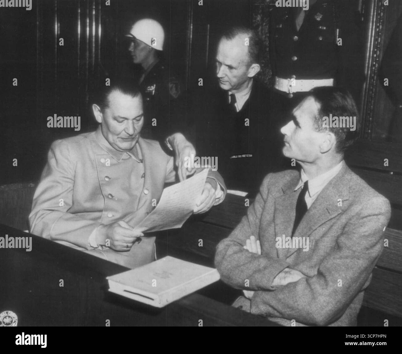 Die Angeklagten Huddle in Nürnberg -- Hermann Godering, Karl Doenitz und Rudolf Hess (von links nach rechts), drei der Angeklagten im Kriegsverbrecherprozess gegen Big-Perig-Nazis in Nürnberg, Deutschland, unterhalten sich vor der Einberufung einer Gerichtsverhandlung. 7. Januar 1946. (Foto von AP Wirephoto). Stockfoto