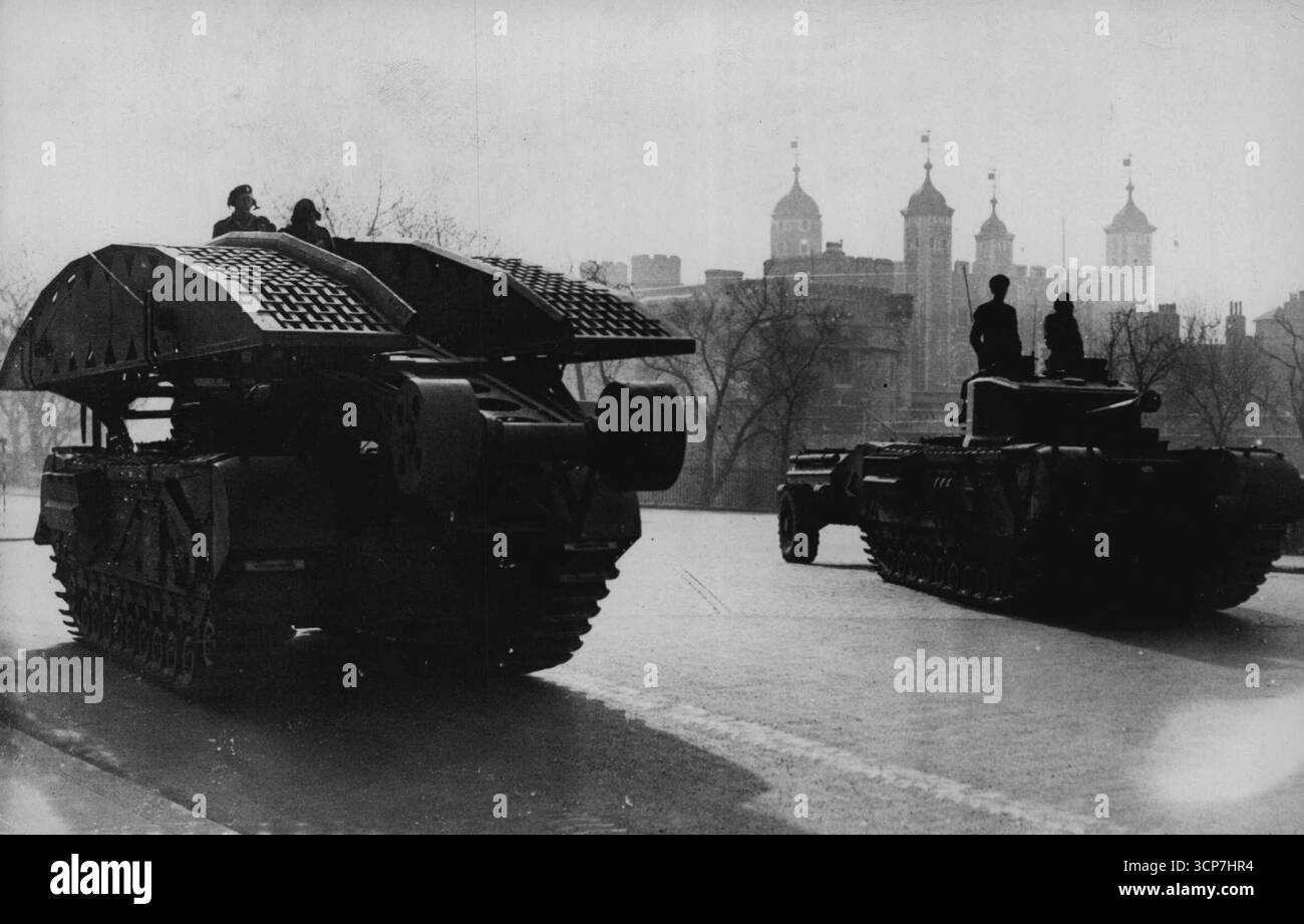 Die Probe des Siegestages – Panzer im Tower of London zeigen zu dieser frühen Stunde die Straßen, die von Zuschauern leer sind. Londoner, die heute Morgen früh (Sonntag) aufstanden, hatten eine Vorschau auf die maschinelle Parade am Siegestag. Dreißig Fahrzeuge, darunter Brückentanker, Pontonanhänger und 40-Tonnen-Tanktransporter, starteten vom Regent's Park aus, um die offizielle Route durch Süd- und Ost-London zu überqueren. Ziel der Probe war es, den Zeitpunkt der Prozession zu überprüfen und sicherzustellen, dass die ausgewählten Straßen für die überdimensionierten Fahrzeuge sicher sind. Polizeiautos in Funkkontakt mit Scotland Yard berichteten über Programme Stockfoto