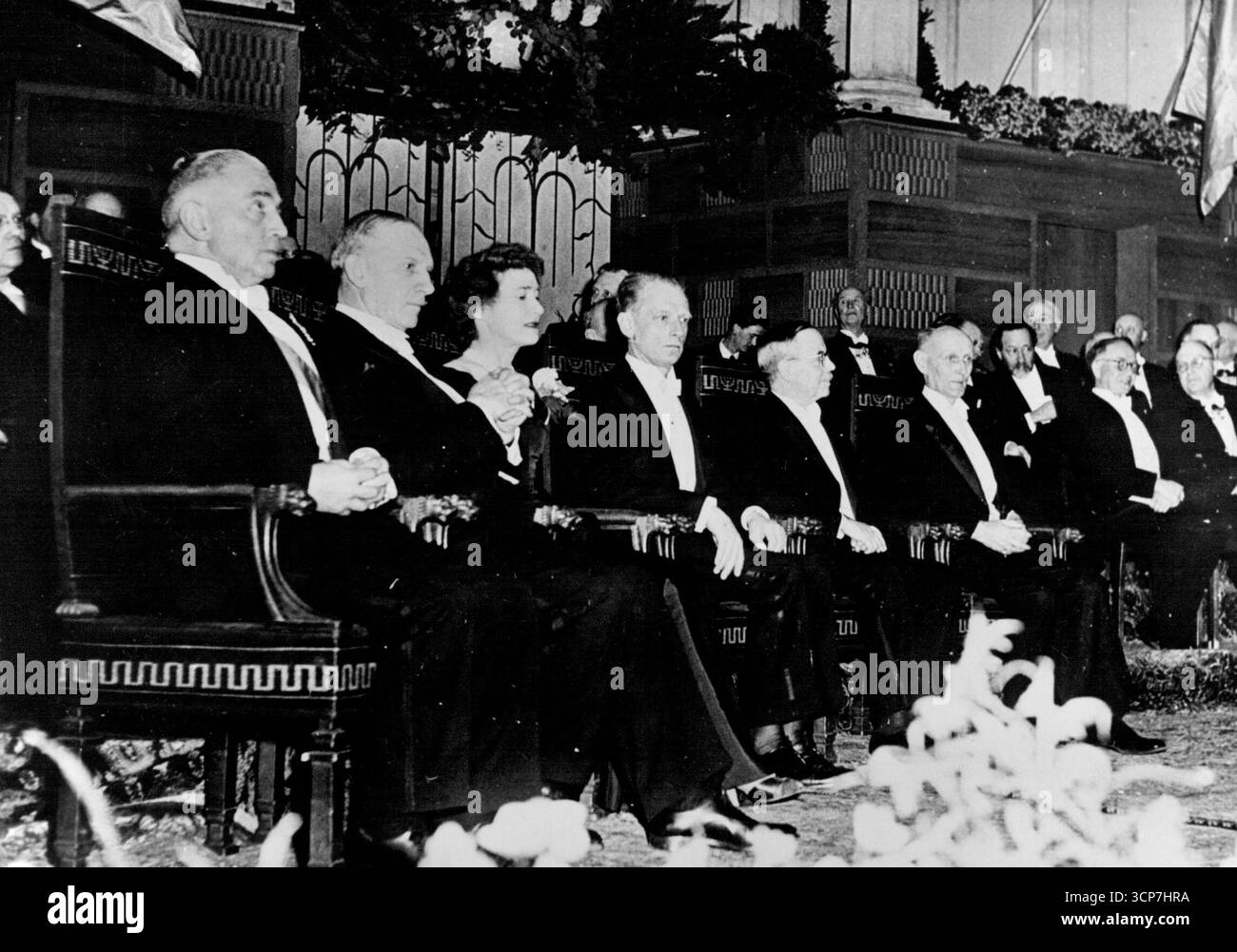 König Gustav von Schweden vergibt Nobelpreise für 1947. König Gustav von Schweden, 89 Jahre alt, überreichte die Nobelpreise für 1947 vor einer bedeutenden Versammlung im Konzertsaal in Stockholm, Schweden. Von links nach rechts: Sir E. V. Appleton, England, der den Nobelpreis für Physik erhielt, Sir Robert Robinson England, der den Nobelpreis für Chemie erhielt, Mrs. Und Mr. Carl F. Cori, USA, Nobelpreis für Physiologie und Medizin, M. Bernardo A. Houssay Argentine und M. Dogmask von Deutschland, er erhielt den Preis, der ihm 1938 beim Empfang in der Konzerthalle in Stockholm, Schweden verliehen wurde Stockfoto