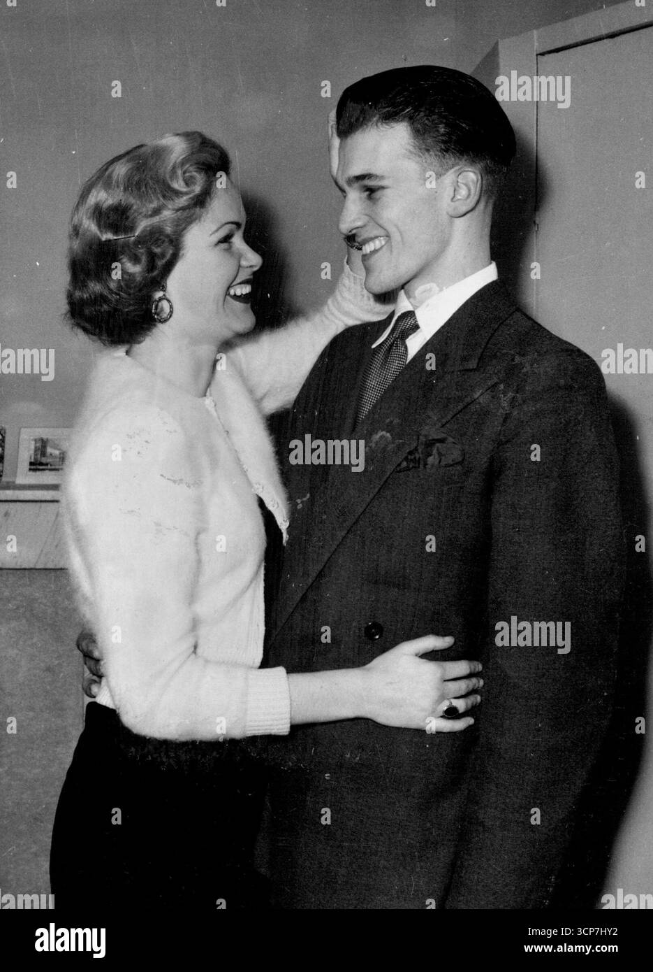 Sie kann weder ein Wort sprechen noch hören, was Sie sagen, aber Jean Malley, 22, australisches Model, dessen Schönheit jedes Modehauses in London ist, ist sowohl witzig als auch charmant. Sie kann so schnell Lippen lesen, dass selten jemand ein Wort wiederholen muss. Ihr eigenes Gespräch schreibt sie geschickt und schnell auf einem Pad, das sie mit sich trägt. Bald wird sie mit Mr. John Cope verheiratet sein, einem tauben, 21-jährigen Werkzeugmacher, den sie in einem tauben und dummen Zentrum kennenlernte. Jean stimmt nicht zu, dass es für einen Tauben und dummen Menschen schwieriger ist, eine Romantik zu beginnen. "Ein gesprochenes Wort", sagte sie. Dezember 1953. Stockfoto