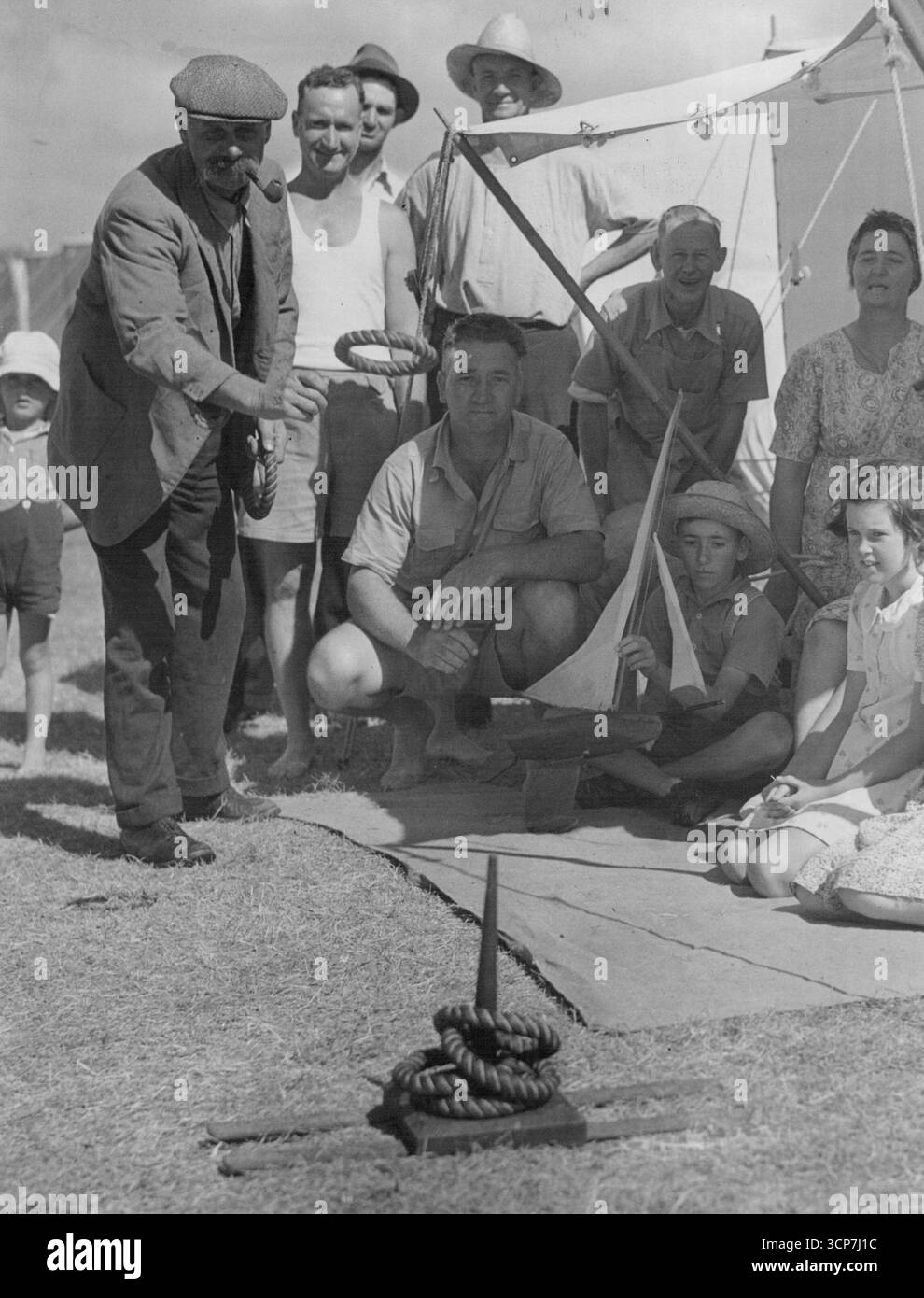 Mr. Joseph MacDonald, 70 Jahre alt, kommt aus Riverston. Box Hill und wird 4 Monate im Camp verbringen sein erster Besuch, soweit wir waren, hat zugestimmt: "Du kannst deine Deavvilles und den Fluss behalten, da Narrabaam gut genug für Mr. Ist." seine Hand eines Vaters bei Quoits hat auch all den jüngeren Mann mit aller Mühe geschlagen. Januar 1944. (Foto: Alec Iverson/Fairfax Media). Stockfoto